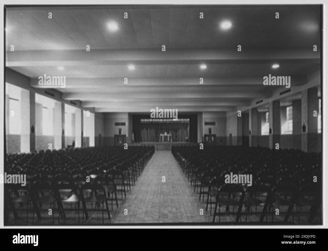 Helena's Church and School, Benedict and Olmstead Aves., Bronx, New York. Auditorium. Collection Gottscho-Schleisner Banque D'Images