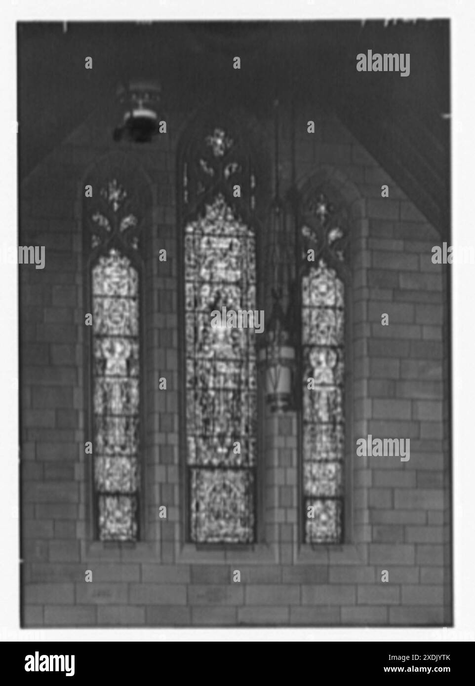 Church of, Stephen, Laurel and Kearny Aves., Arlington, New Jersey. Fenêtre dans la nef. Collection Gottscho-Schleisner Banque D'Images Church of, Stephen, Laurel and Kearny Aves., Arlington, New Jersey. Fenêtre dans la nef. Collection Gottscho-Schleisner Banque D'Images