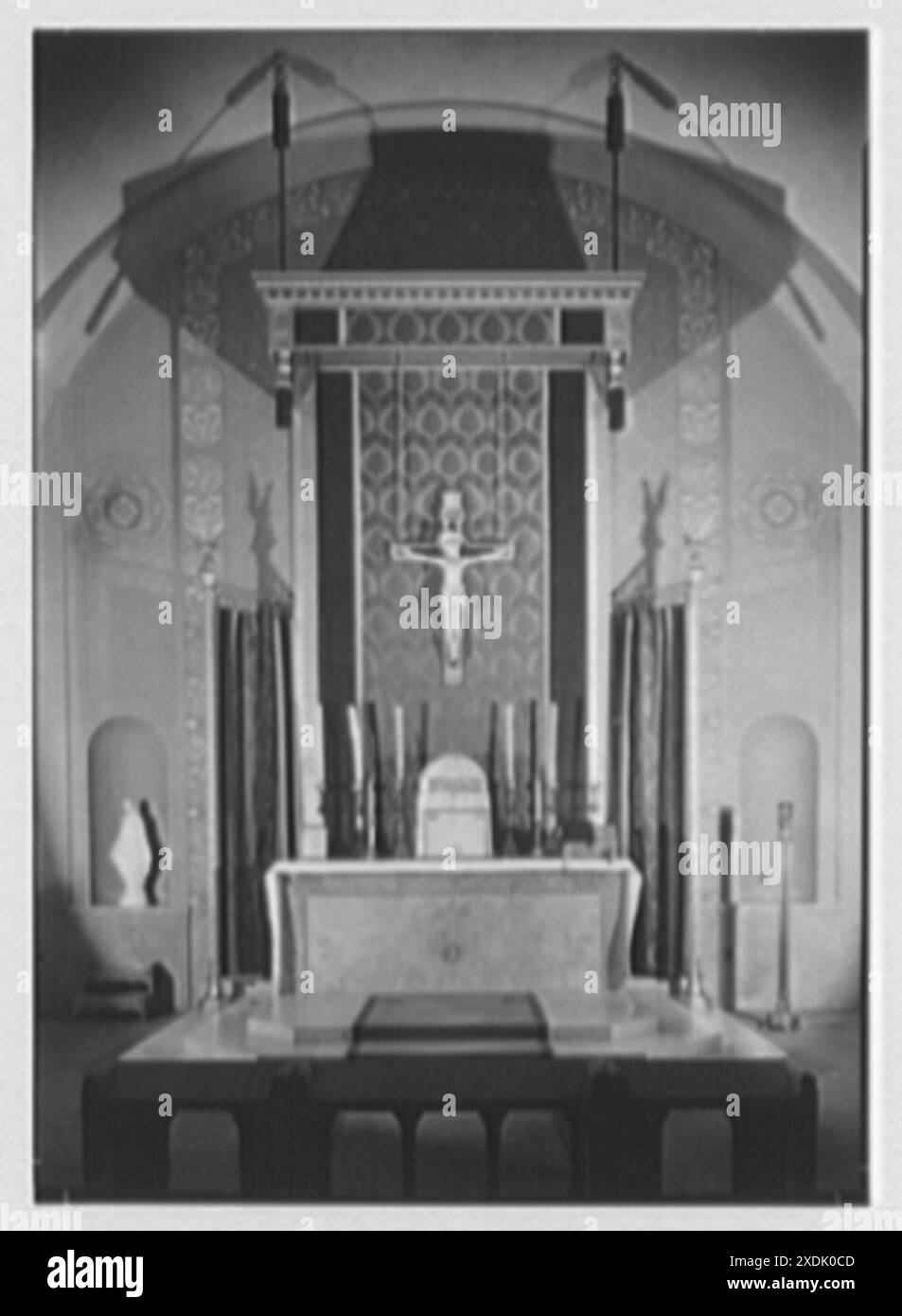 Lycée Cardinal Hayes, Grand Concourse, Bronx, New York. Détail de l'autel de la chapelle. Collection Gottscho-Schleisner Banque D'Images
