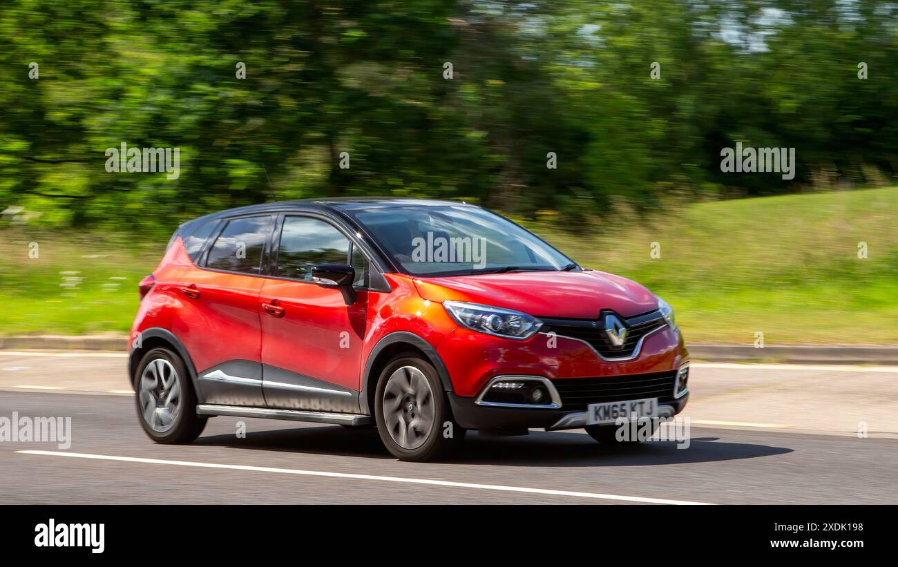 Milton Keynes, Royaume-Uni - 21 juin 2024 : 2015 voiture rouge Renault Captur conduisant sur une route de campagne britannique Banque D'Images