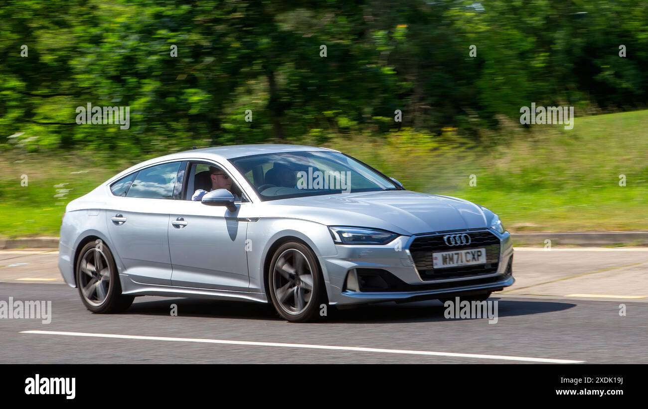 Milton Keynes, Royaume-Uni - 21 juin 2024 : 2022 argent Audi A5 sport 35 tfsi voiture conduisant sur une route de campagne britannique Banque D'Images