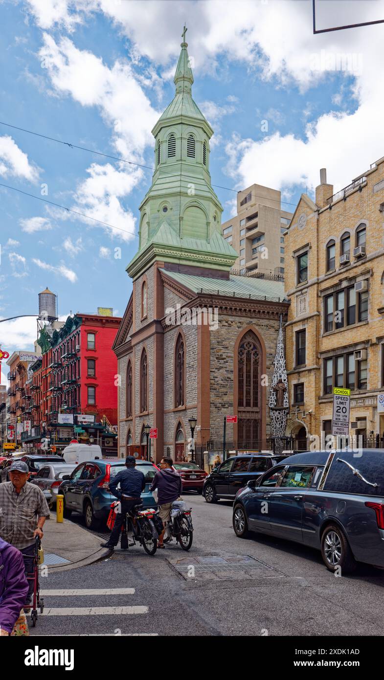 NYC Chinatown : le clocher de couleur verdigris de l'église de la Transfiguration, un point de repère de New York, est au virage de Mott Street. Banque D'Images