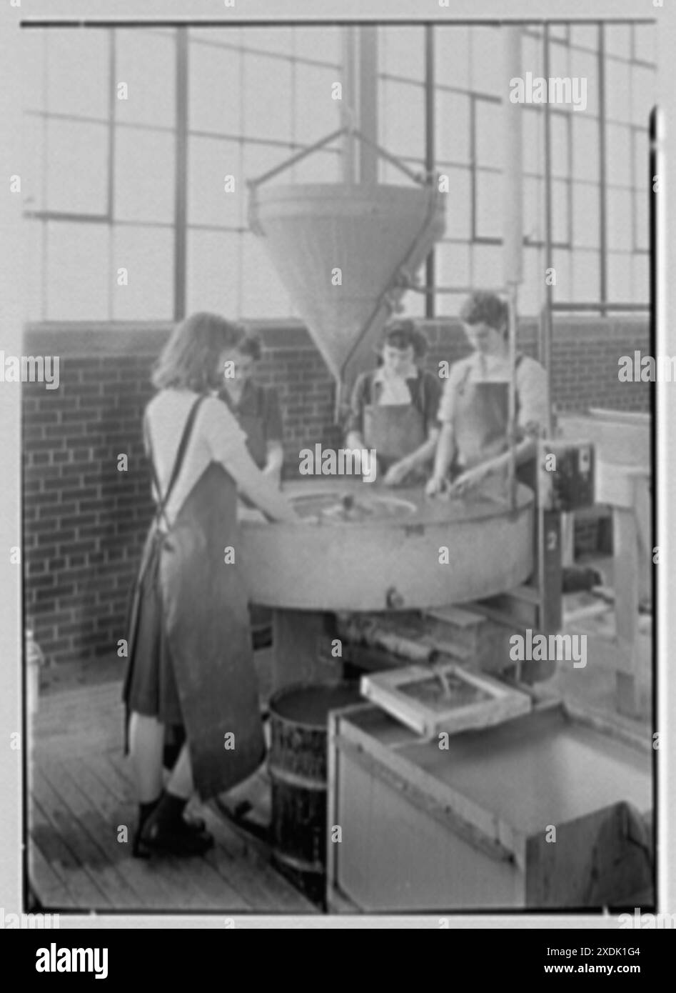 Corning Glass Works, Parkersburg, Virginie-occidentale. Meulage de surface. Collection Gottscho-Schleisner Banque D'Images