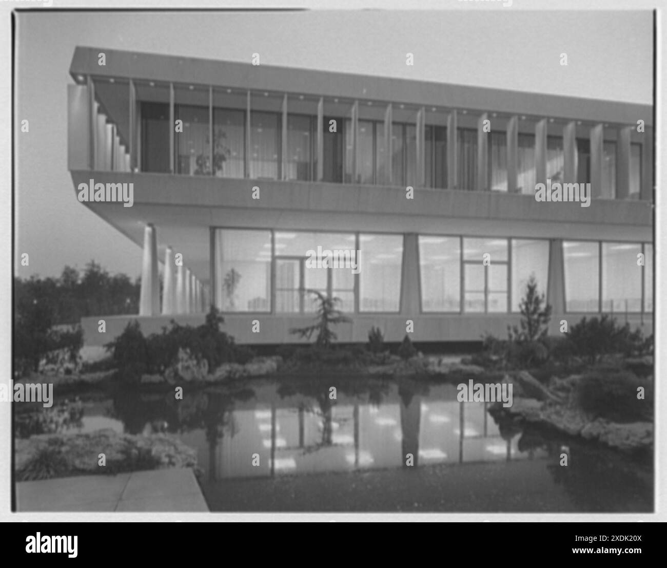 Capital Cars Distributors, George Palmer Highway, Lanham, Maryland. Vue de nuit depuis le jardin, horizontal. Collection Gottscho-Schleisner Banque D'Images