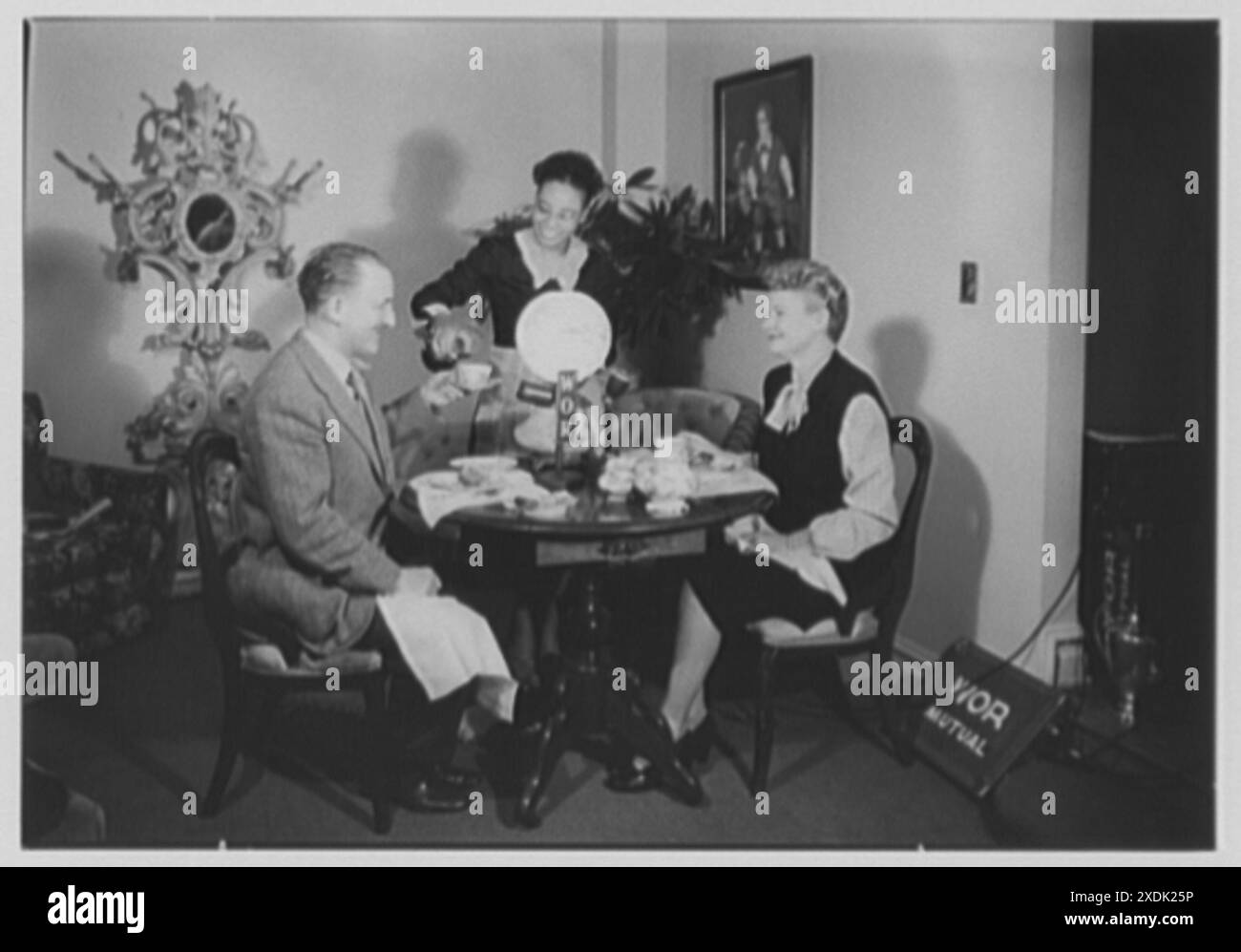 Ed et Pegeen Fitzgerald, résidence au 15 E. 36e, New York City. Ed, Pegeen et Evelyn diffusent au petit déjeuner. Collection Gottscho-Schleisner Banque D'Images