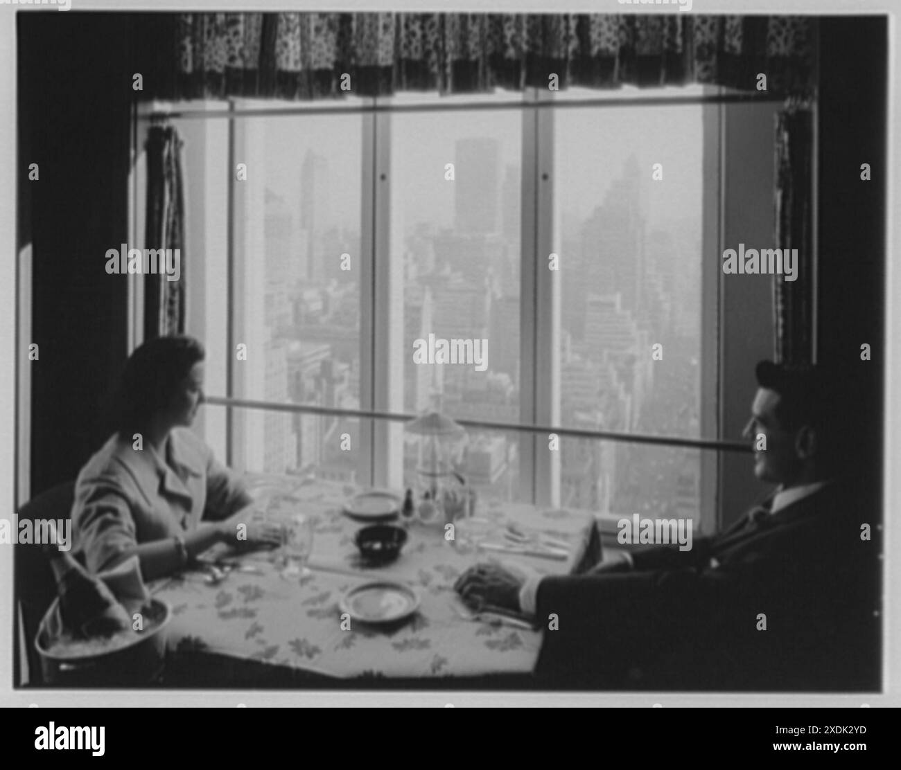 Restaurant Stouffer's, 666 5th Ave., New York. Table à la fenêtre, regardant vers le sud. Collection Gottscho-Schleisner Banque D'Images