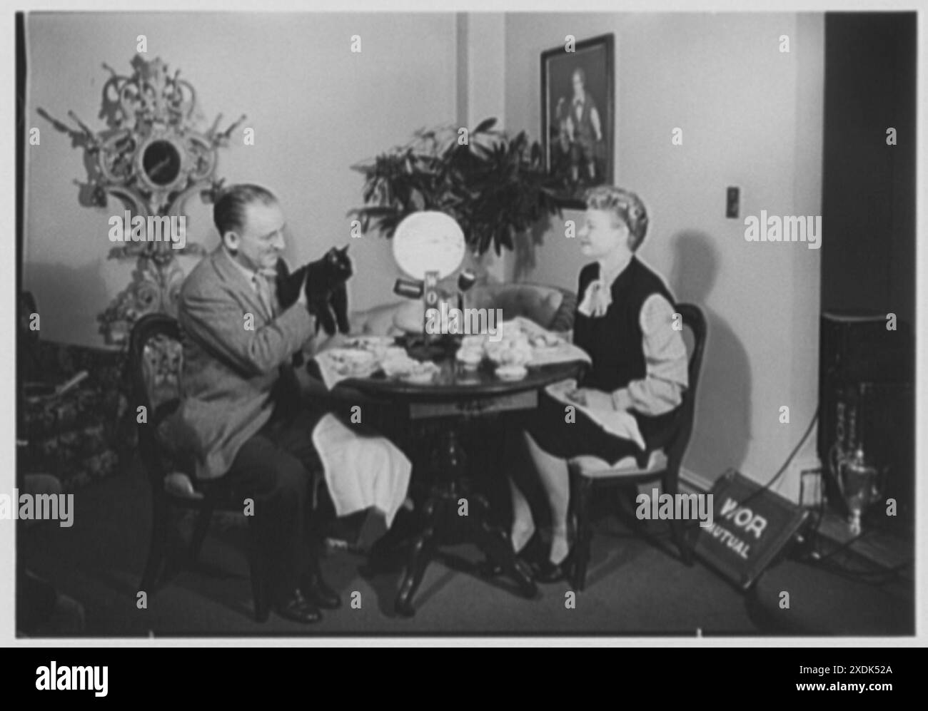 Ed et Pegeen Fitzgerald, résidence au 15 E. 36e, New York City. Ed, Pegeen et chat diffusant au petit déjeuner. Collection Gottscho-Schleisner Banque D'Images