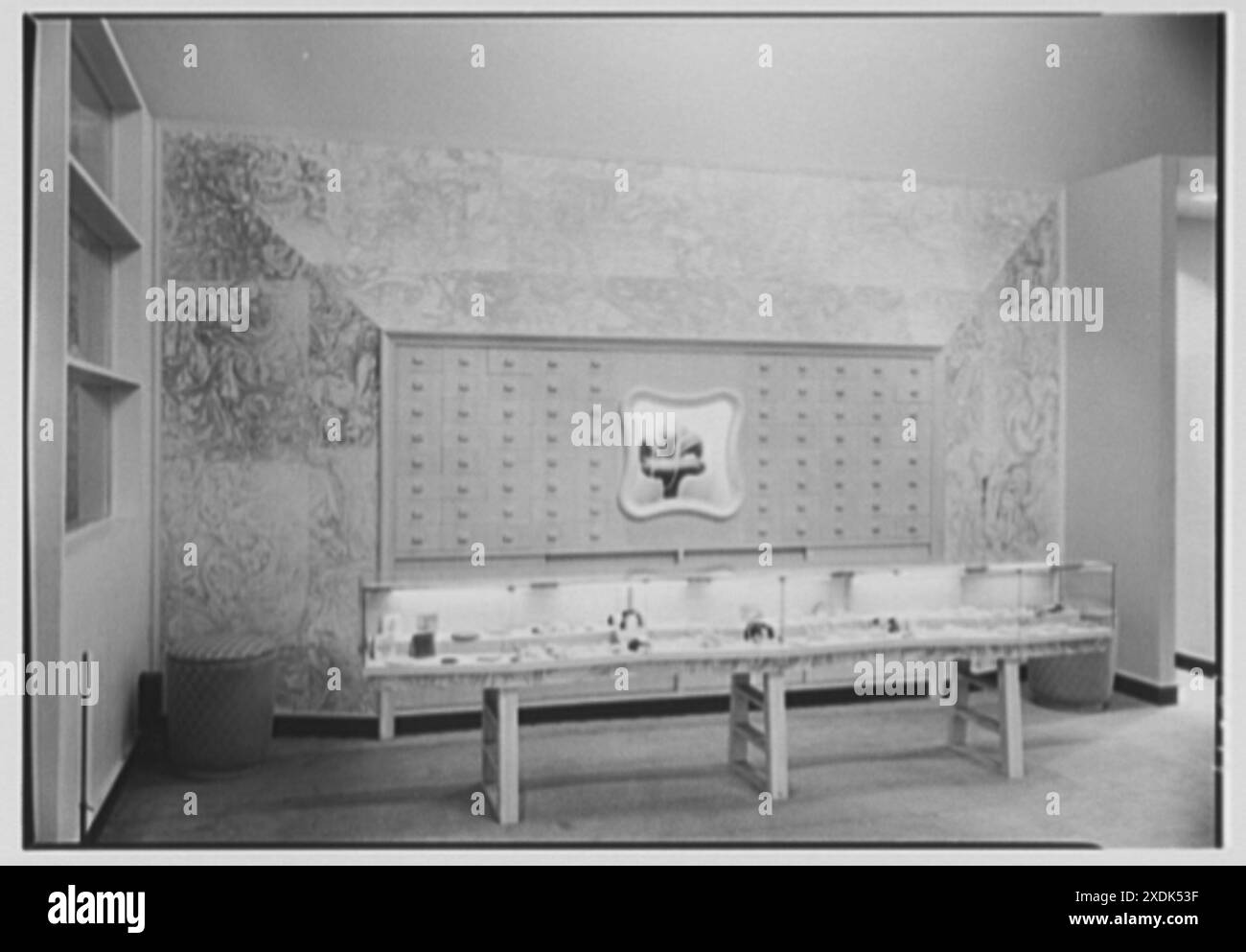 Balch Price, affaires à Brooklyn, New York. Compteur de bijoux long, horizontal. Collection Gottscho-Schleisner Banque D'Images