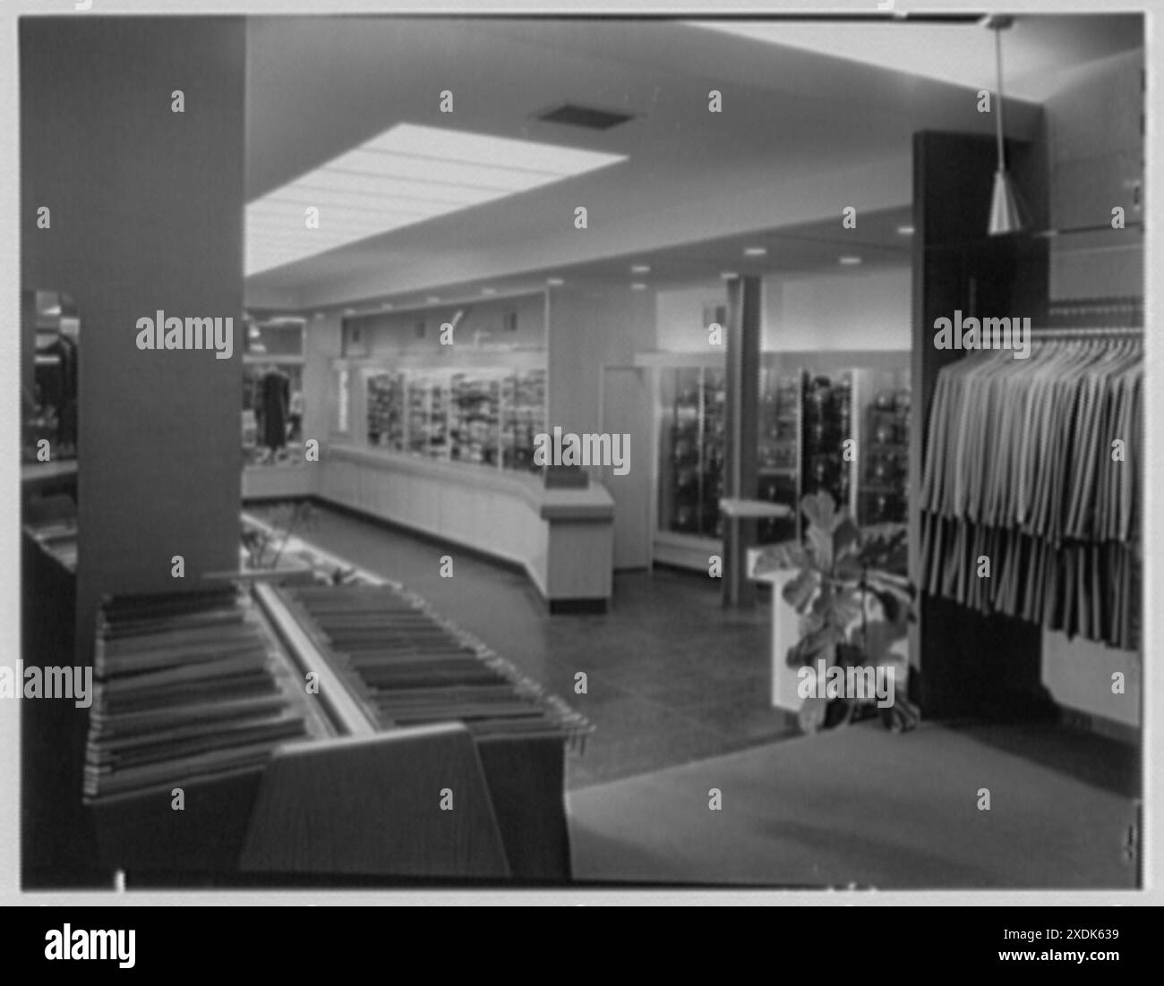 Manhattan, affaires à Cumberland, Maryland. Du rayon vêtements à l'entrée. Collection Gottscho-Schleisner Banque D'Images