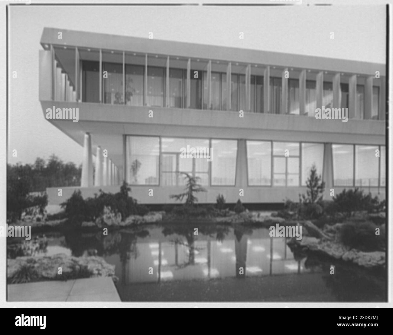 Capital Cars Distributors, George Palmer Highway, Lanham, Maryland. Vue de nuit depuis le jardin, horizontal. Collection Gottscho-Schleisner Banque D'Images