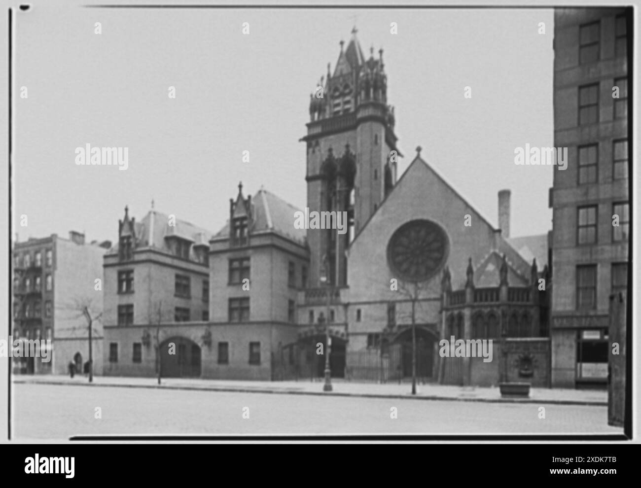 Church of the Immaculée conception, 414 E. 14th préparé, New York City. Extérieur. Collection Gottscho-Schleisner Banque D'Images