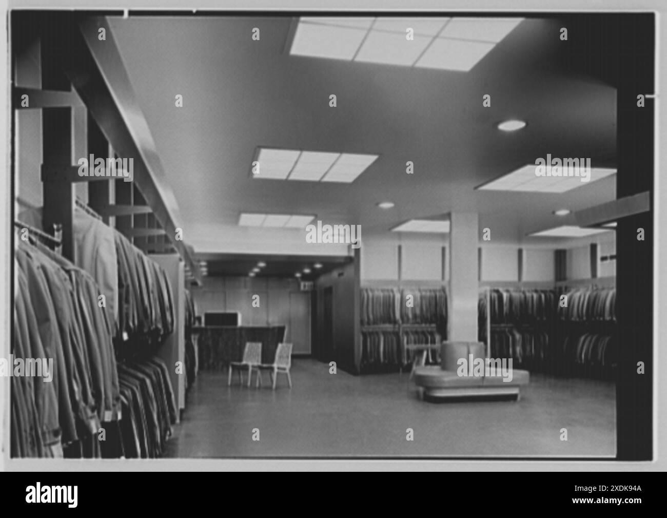 Roy's, affaires sur main South, Niagara Falls, New York. Département vêtements I. Collection Gottscho-Schleisner Banque D'Images