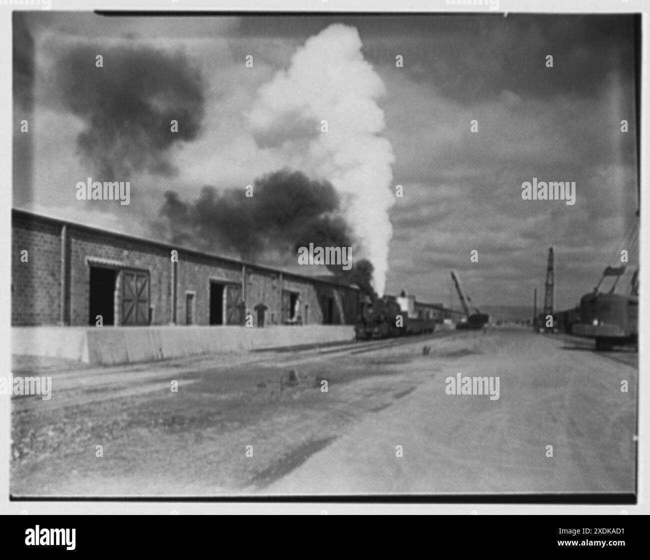 Elmira Holding and Reconsignation point, Elmira, New York. Entrepôt, train en distance. Collection Gottscho-Schleisner Banque D'Images