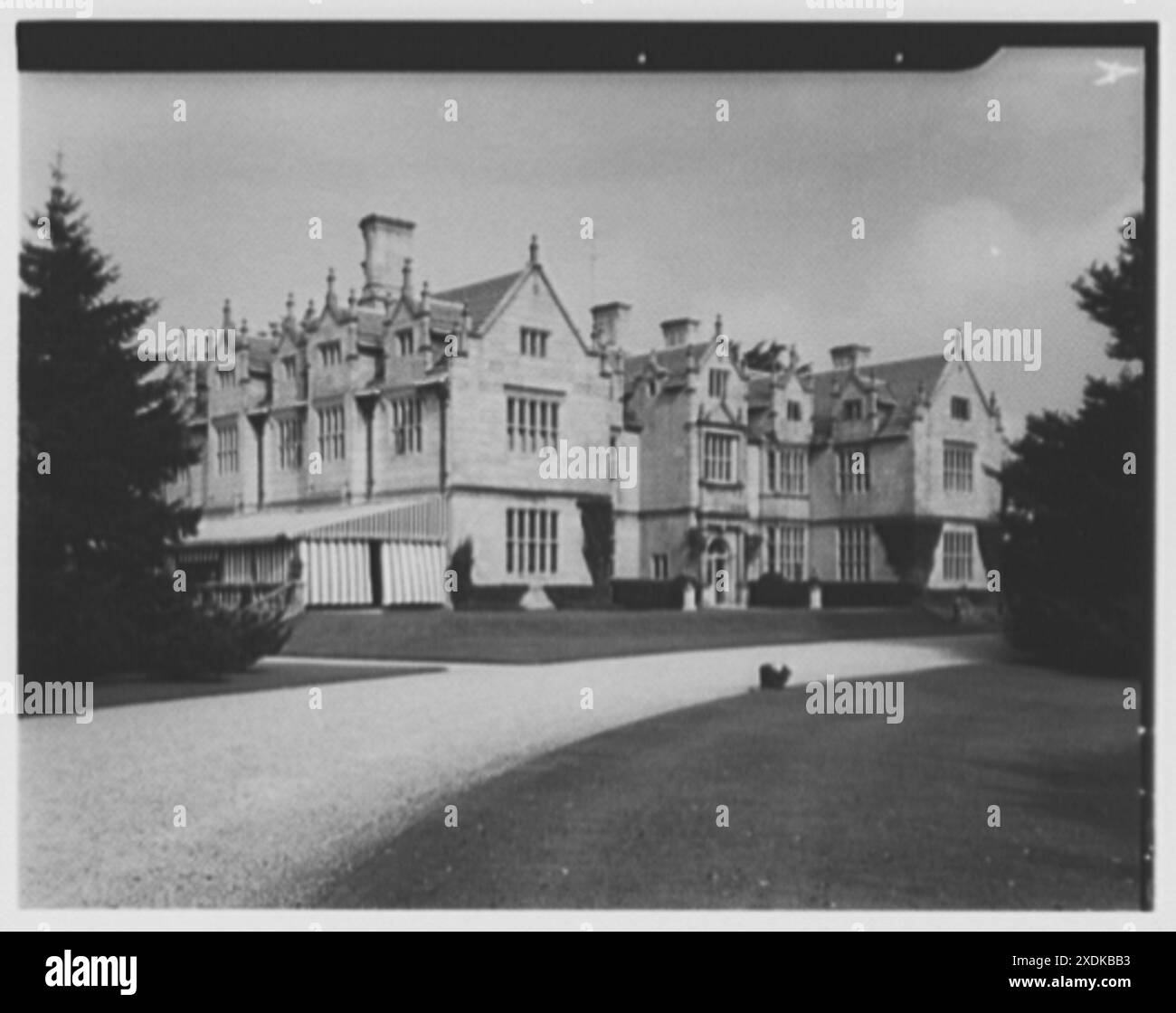 MRS Louis Brugiere, Wakehurst, résidence à Newport, Rhode Island. Vue sur la maison. Collection Gottscho-Schleisner Banque D'Images