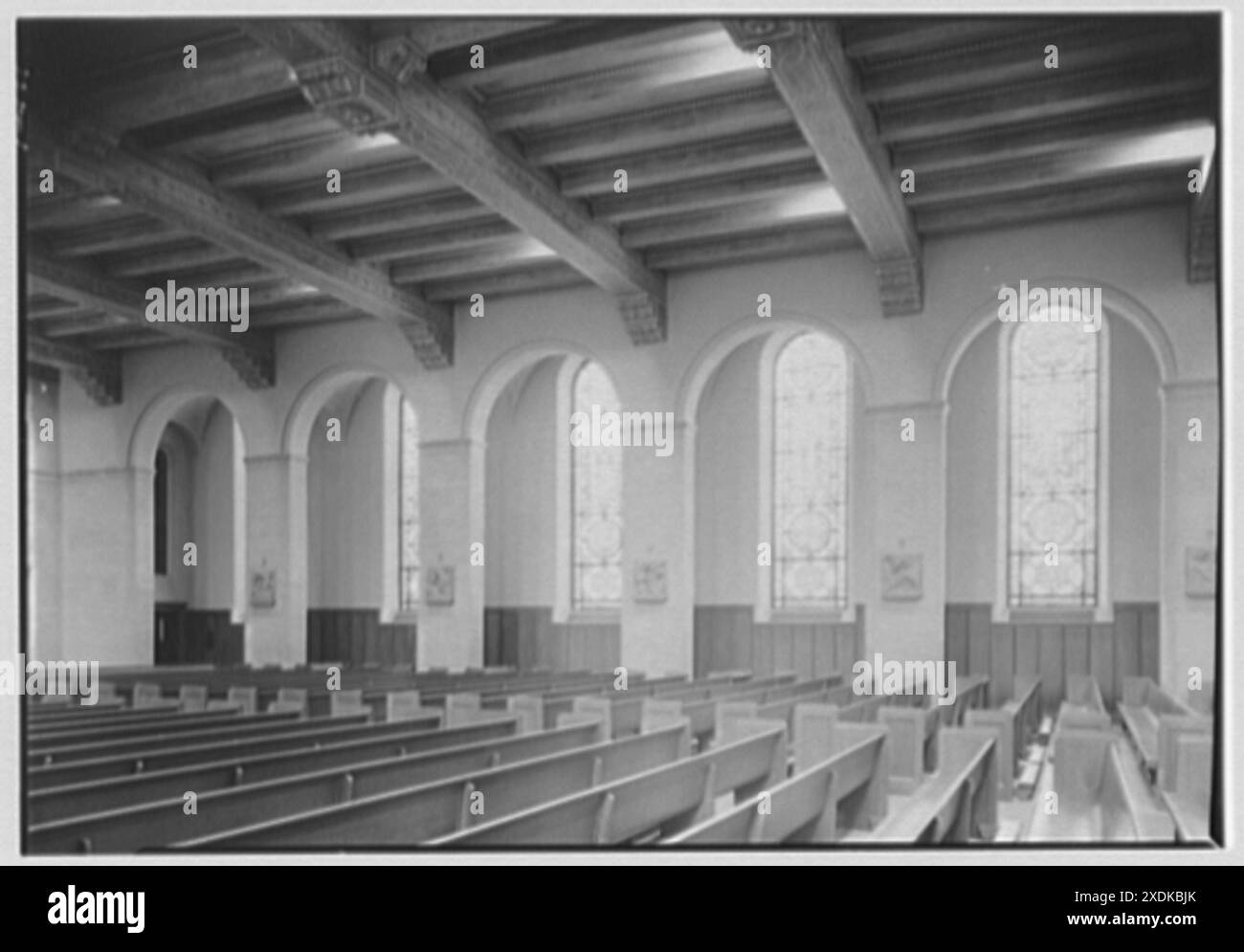 Helena's Church and School, Benedict and Olmstead Aves., Bronx, New York. Vue transversale aux fenêtres. Collection Gottscho-Schleisner Banque D'Images