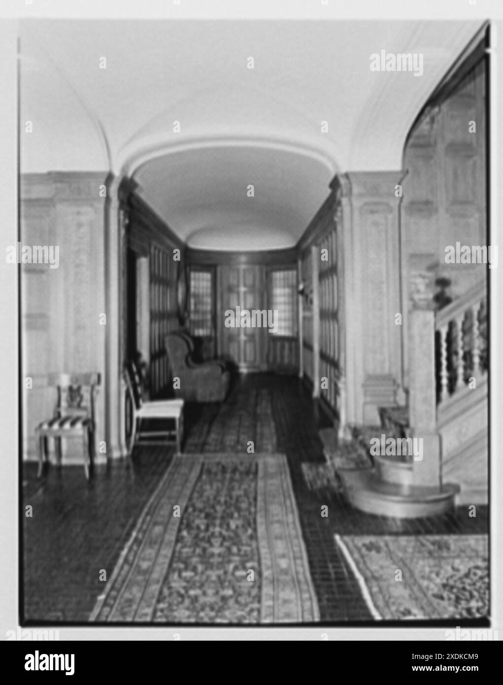 M.R.M. et M.R.M. Andrew Johnston, résidence au 16 Portland PL., Saint Louis, Missouri. Hall transversal. Collection Gottscho-Schleisner Banque D'Images