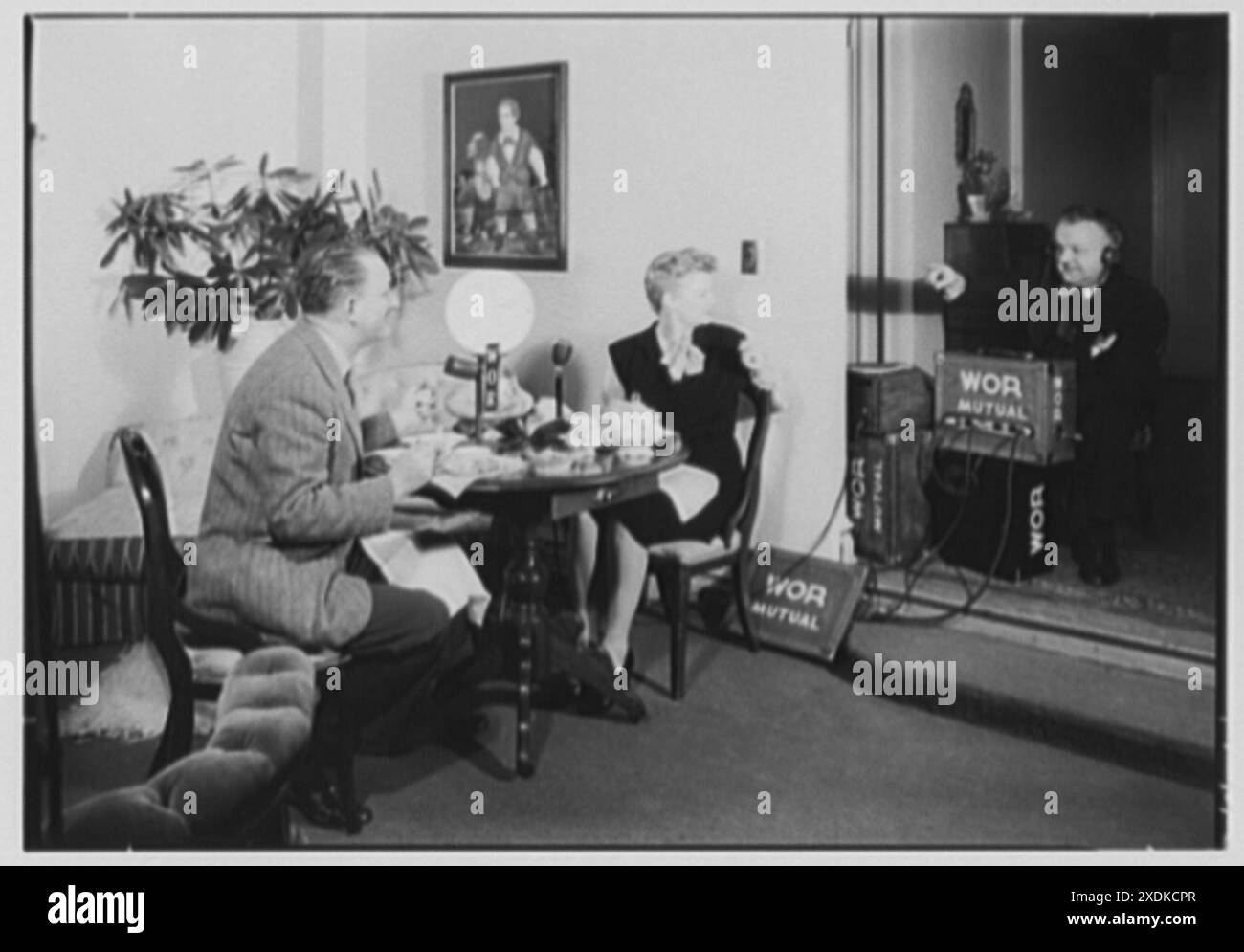 Ed et Pegeen Fitzgerald, résidence au 15 E. 36e, New York City. Ed, Pegeen et ingénieur diffusant au petit déjeuner. Collection Gottscho-Schleisner Banque D'Images