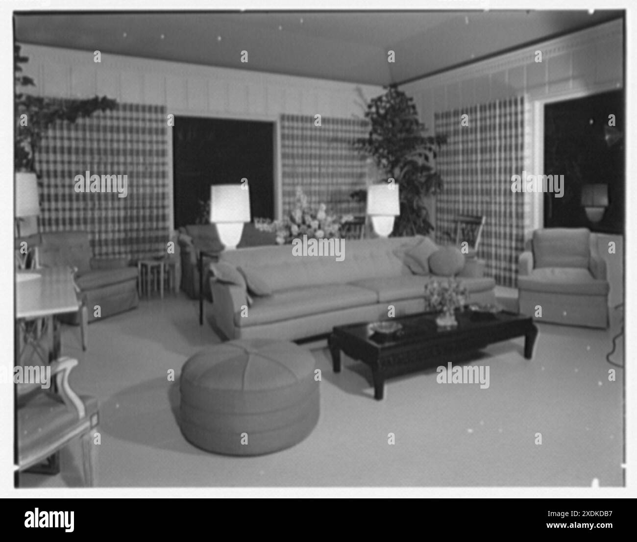 Mr. et Mrs. J.E. Kiernan, résidence à Stuart, Floride. Chambre de jardin la nuit. Collection Gottscho-Schleisner Banque D'Images