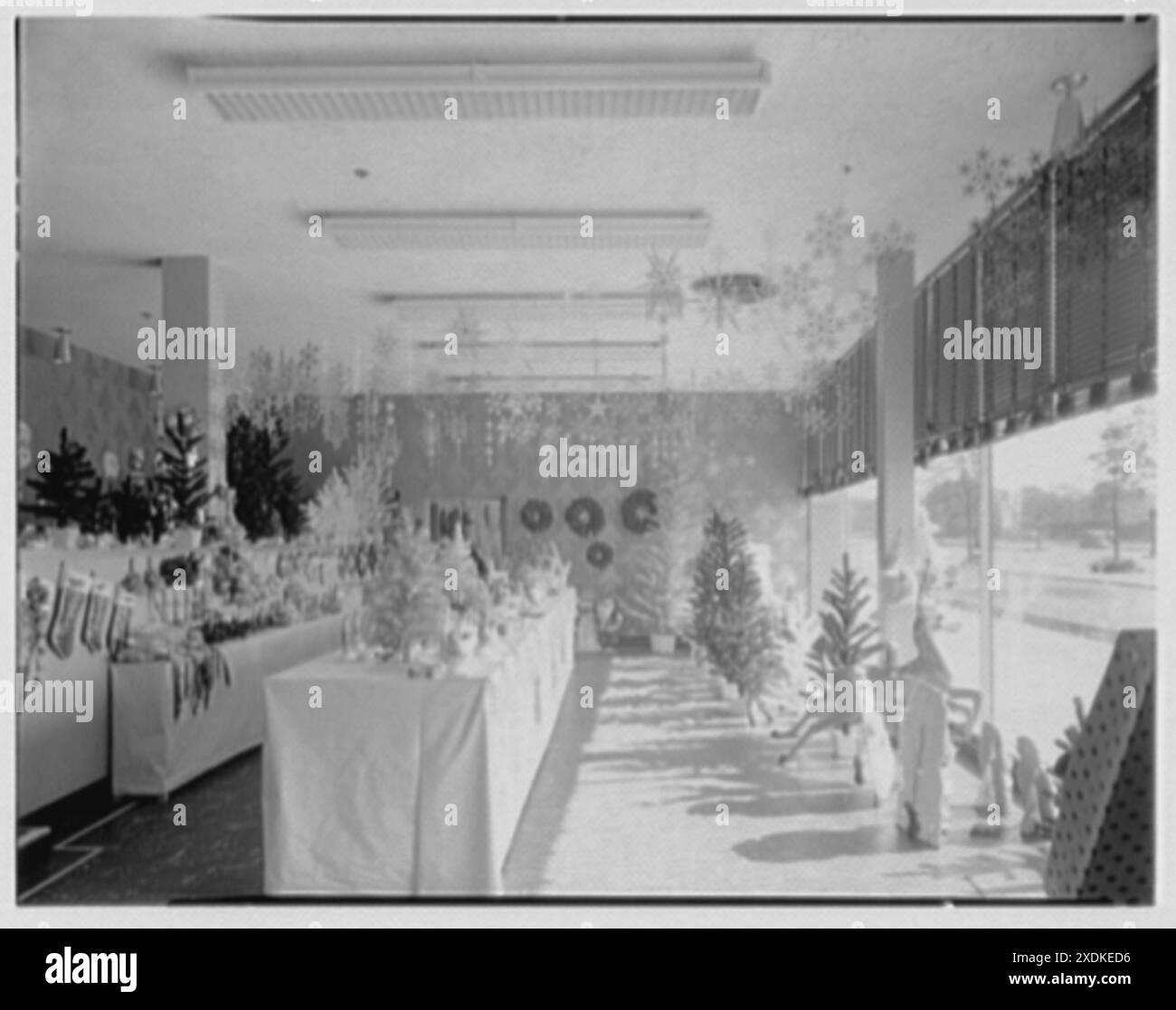 Décorations de premier ordre, affaires sur Queens Blvd. Intérieur. Collection Gottscho-Schleisner Banque D'Images