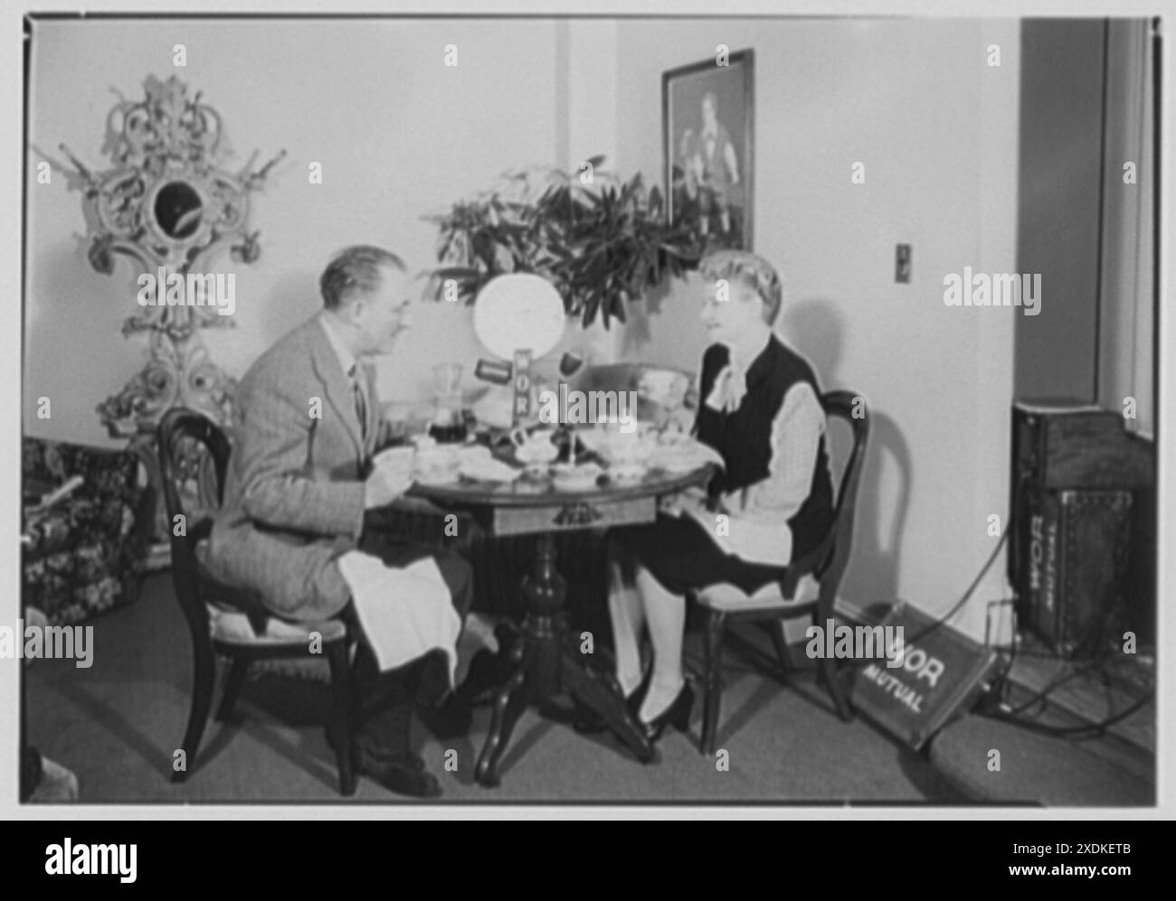 Ed et Pegeen Fitzgerald, résidence au 15 E. 36e, New York City. Ed et Pegeen diffusant au petit déjeuner. Collection Gottscho-Schleisner Banque D'Images