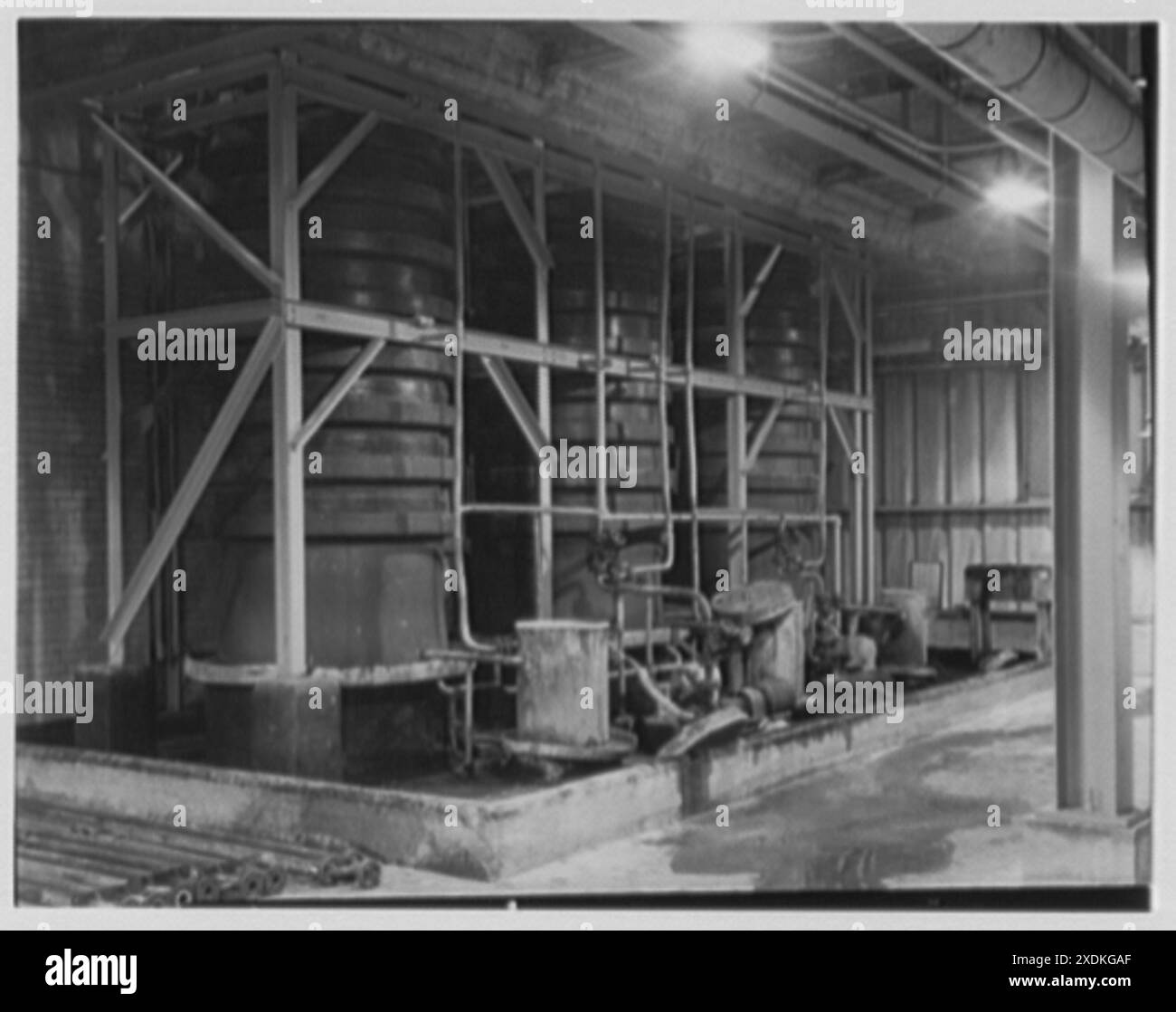 Dominion Alkali & Chemical Co., Ltd., Beaunhois [c.-à-d. Beauharnois], Canada. Pots (Ralph Lamie). Collection Gottscho-Schleisner Banque D'Images