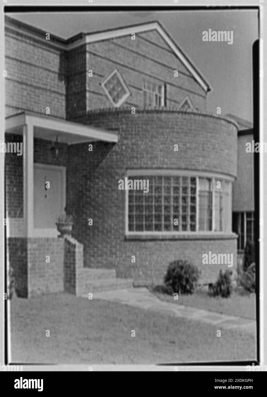 Maison en briques. Détail de la baie vitrée. Collection Gottscho-Schleisner Banque D'Images