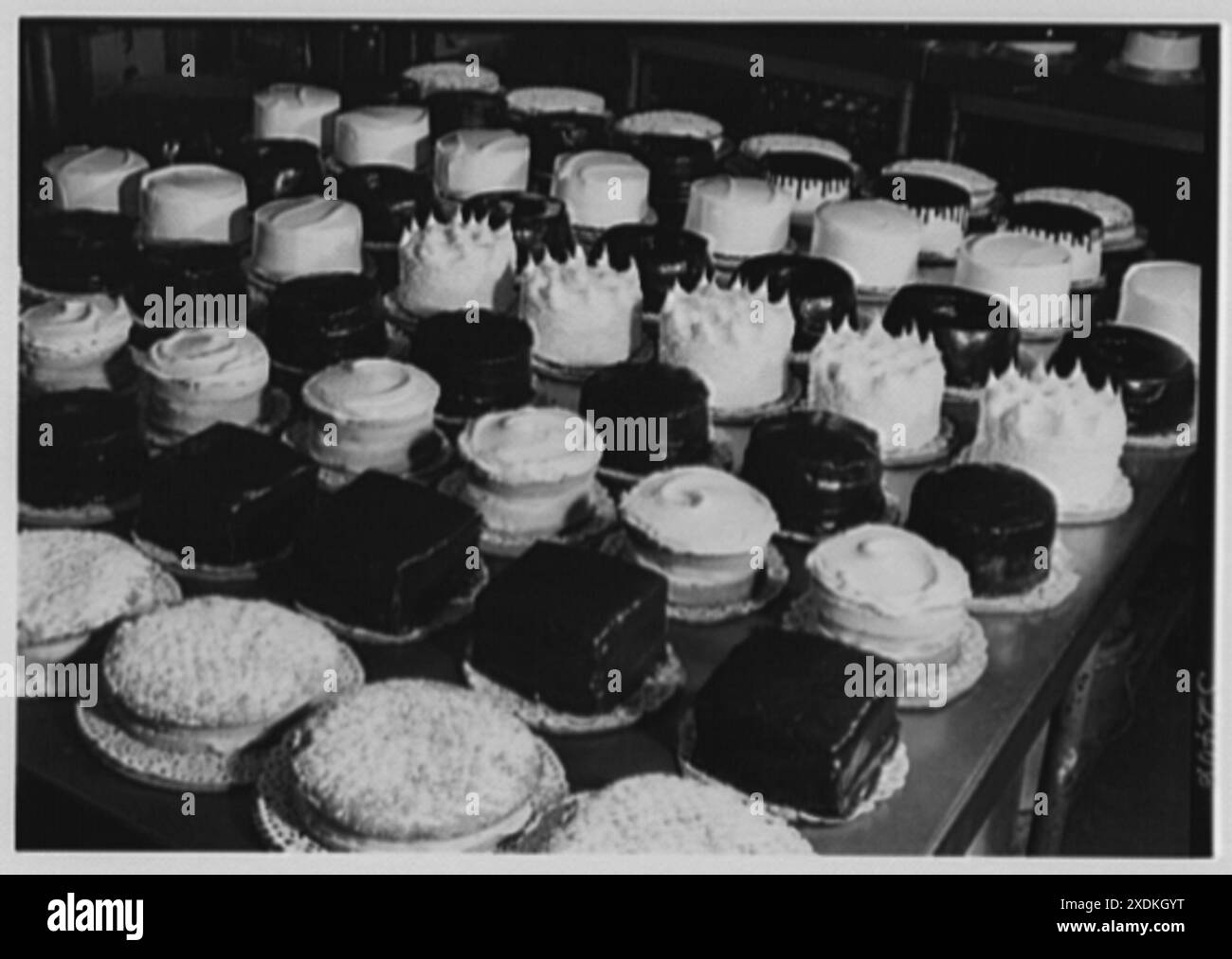 Schrafft's, Madison Ave. et 58th équipé, New York City. Gâteaux en boulangerie. Collection Gottscho-Schleisner Banque D'Images