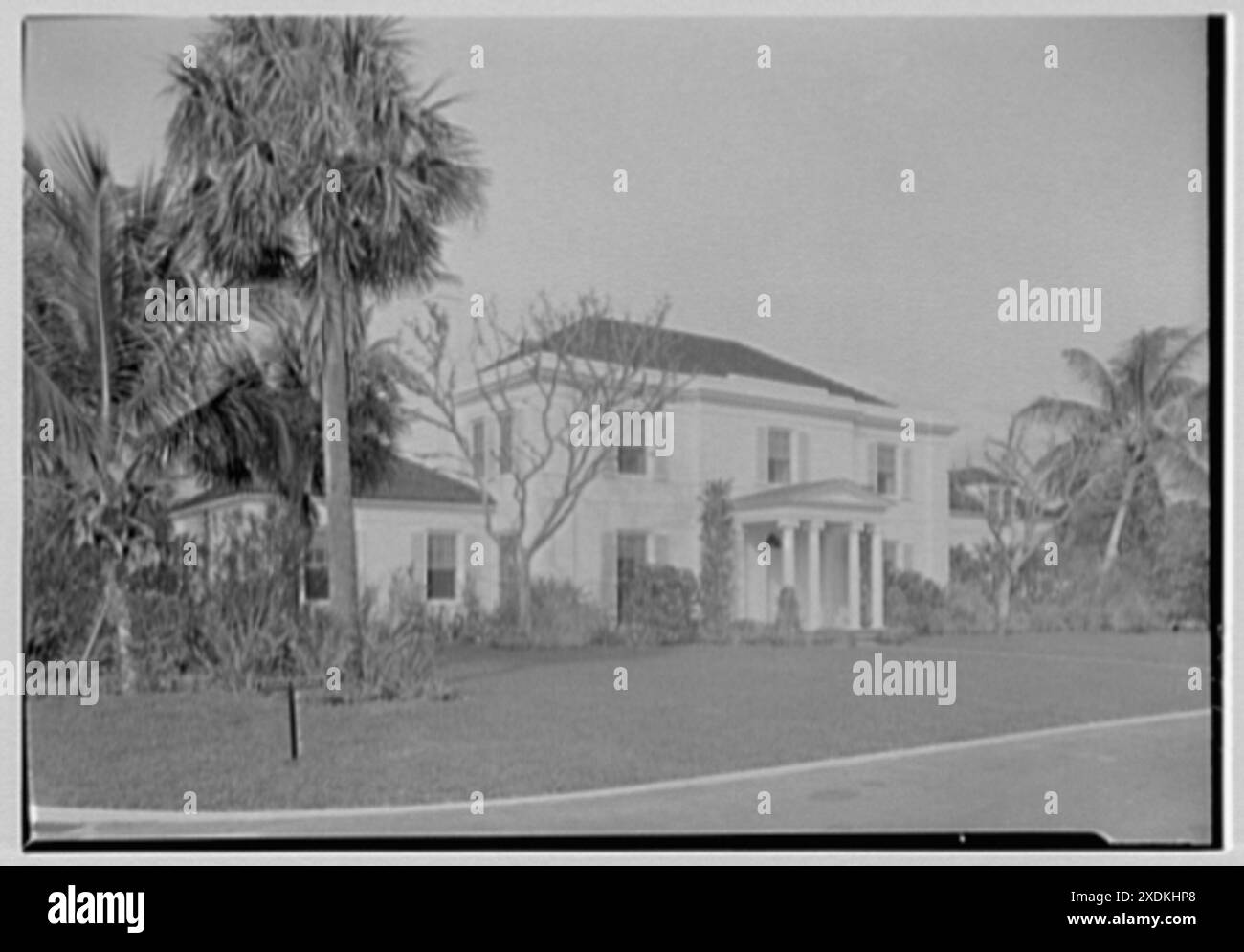 Jay O'Brien, résidence au 990 Adam Rd., Palm Beach, Floride. Façade d'entrée par la gauche. Collection Gottscho-Schleisner Banque D'Images