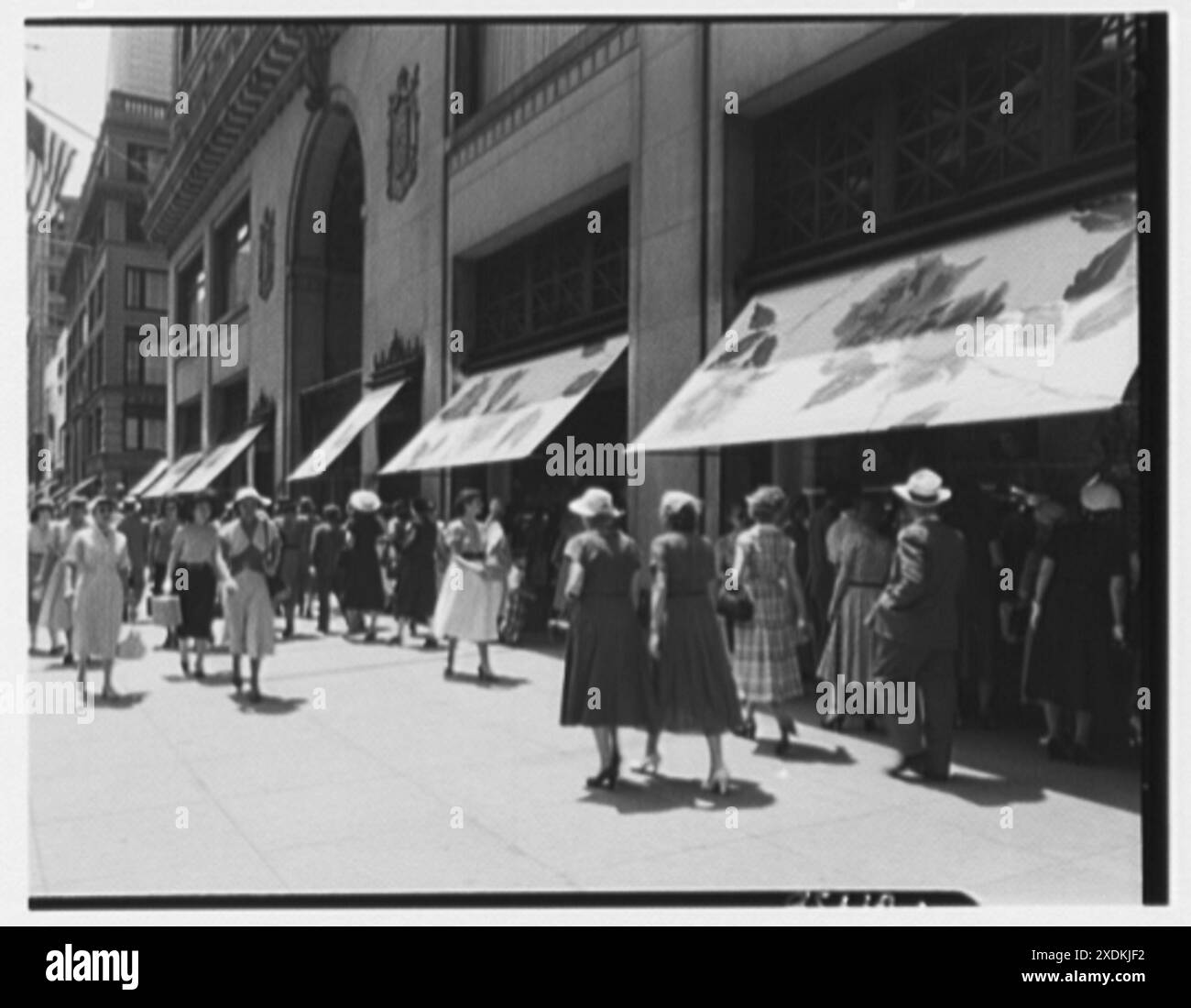 Lord & Taylor, affaires au 38th préparé et 5th Ave., New York City. Vue sur la rue vers le sud, 13 h. Collection Gottscho-Schleisner Banque D'Images