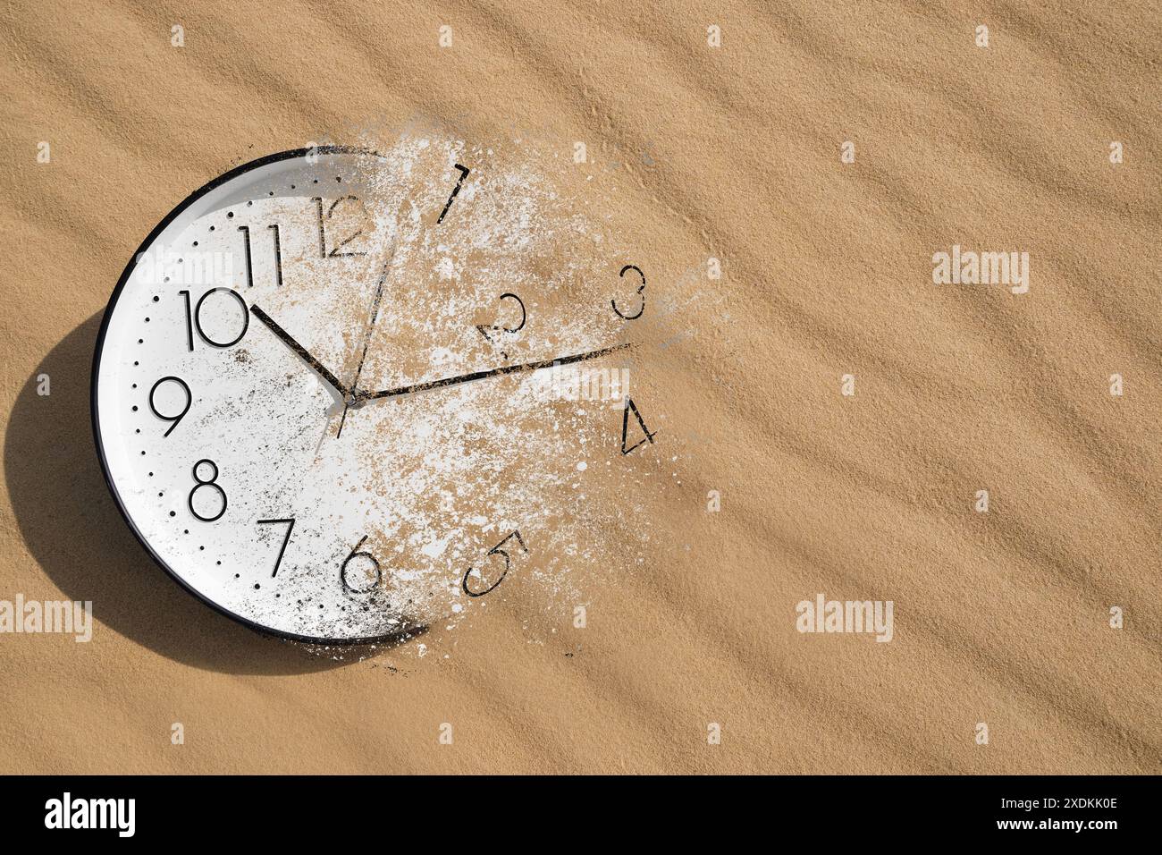 Horloge analogique se dissolvant dans le désert. Le temps presse Banque D'Images