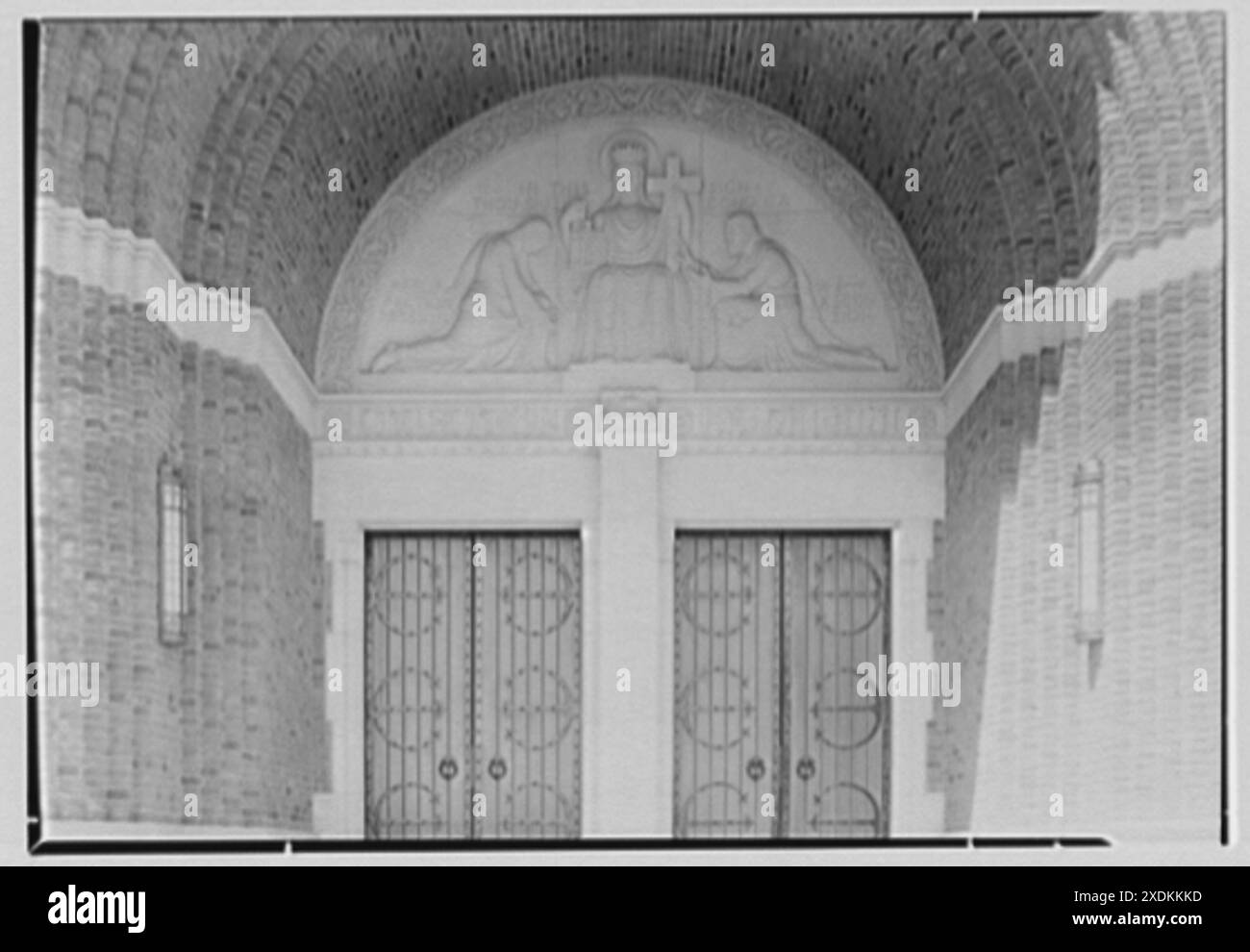 Helena's Church and School, Benedict and Olmstead Aves., Bronx, New York. Typanum. Collection Gottscho-Schleisner Banque D'Images