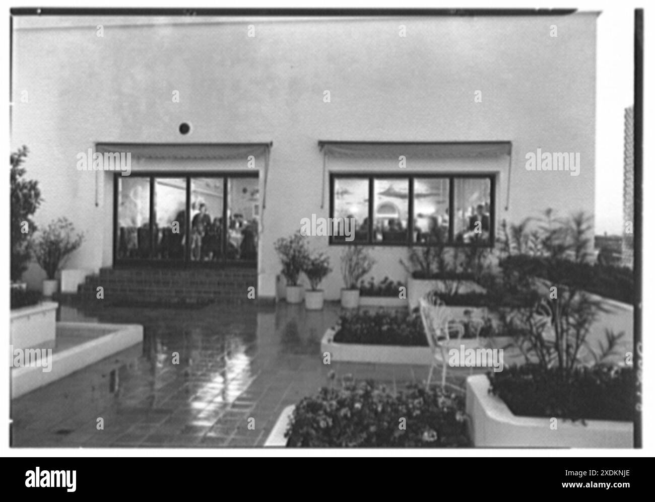 Exposition universelle, restaurant Italian Line, bâtiment italien. Vue de l'extérieur, vue de nuit depuis la terrasse. Collection Gottscho-Schleisner Banque D'Images