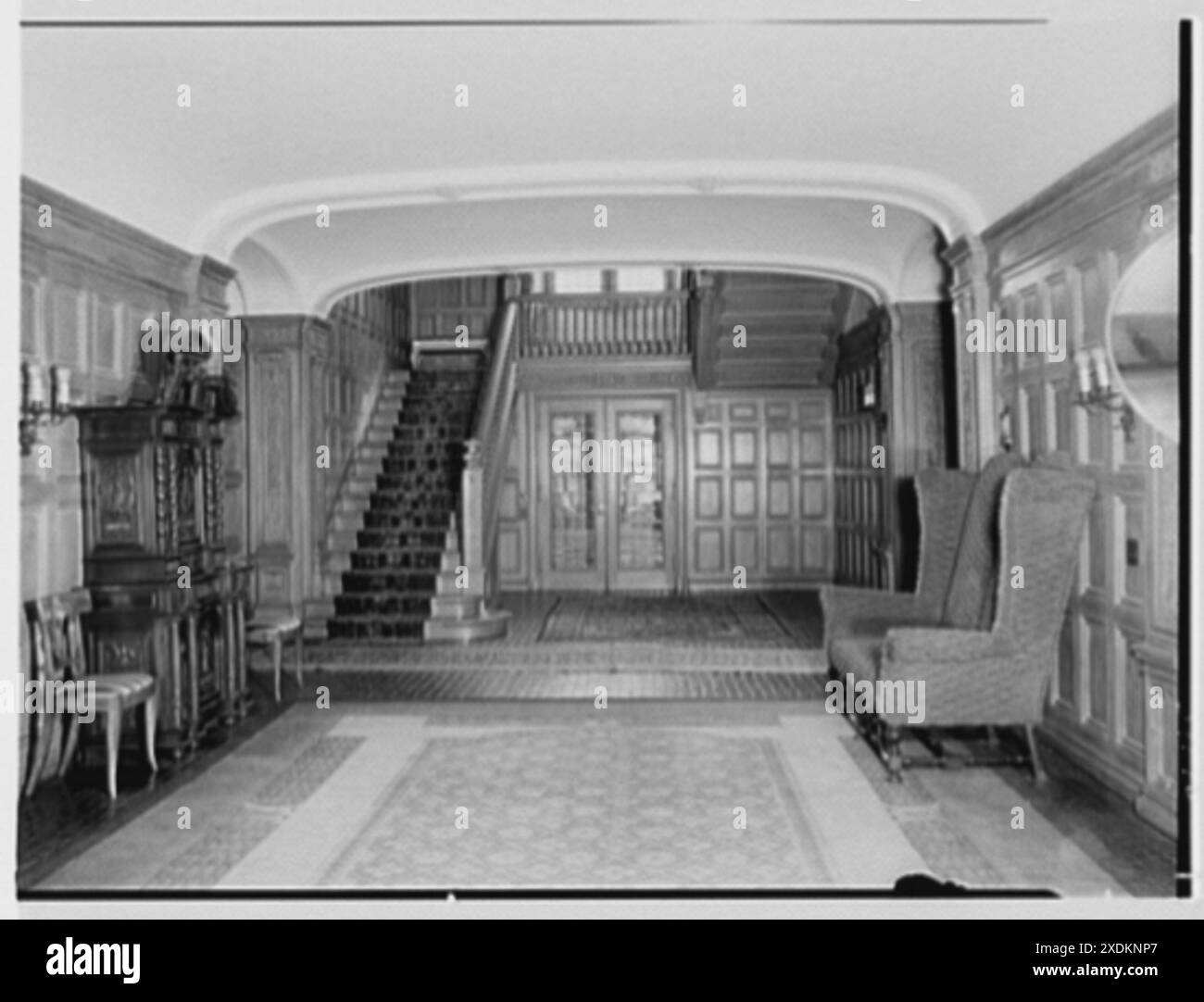 M.R.M. et M.R.M. Andrew Johnston, résidence au 16 Portland PL., Saint Louis, Missouri. Hall et escaliers. Collection Gottscho-Schleisner Banque D'Images