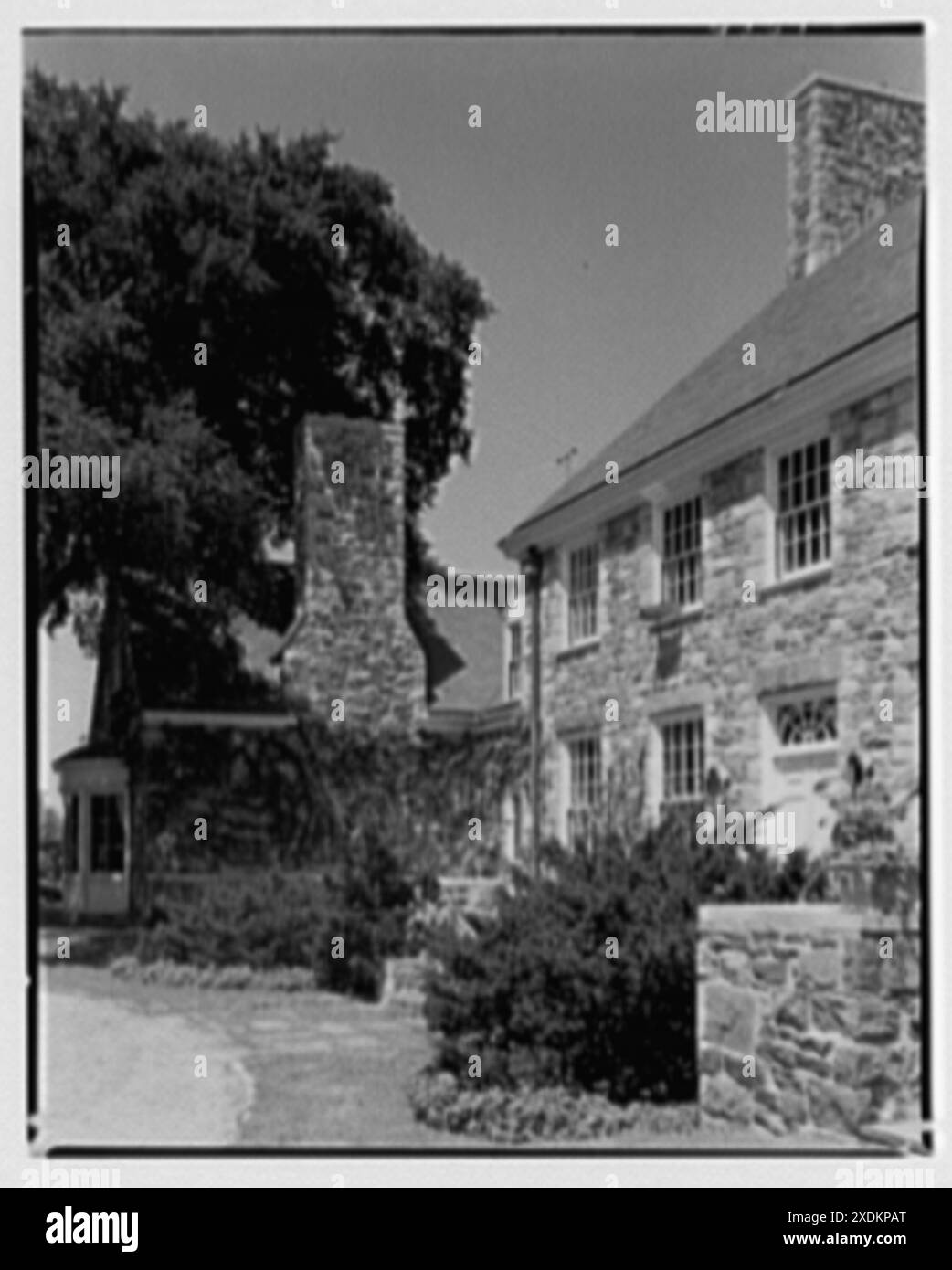 Francis E. Powell, résidence à Glen Cove, long Island. Vue nette, façade d'entrée. Collection Gottscho-Schleisner Banque D'Images