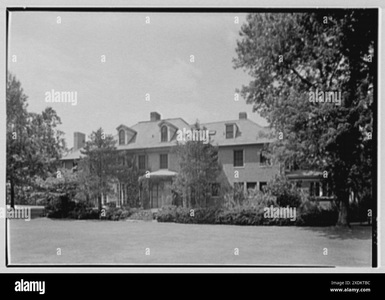 MRS Schoolfield Grace, résidence sur Overlook Rd, Locust Valley, long Island. Façade de jardin à partir de la gauche. Collection Gottscho-Schleisner Banque D'Images