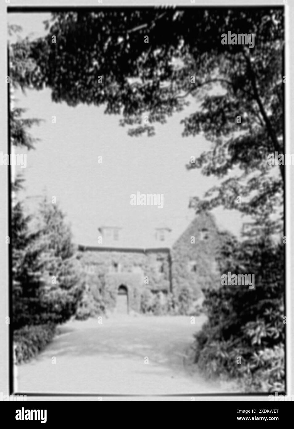 Charles Reed, résidence à Tuxedo Park, New York. Vue depuis l'entrée en voiture. Collection Gottscho-Schleisner Banque D'Images