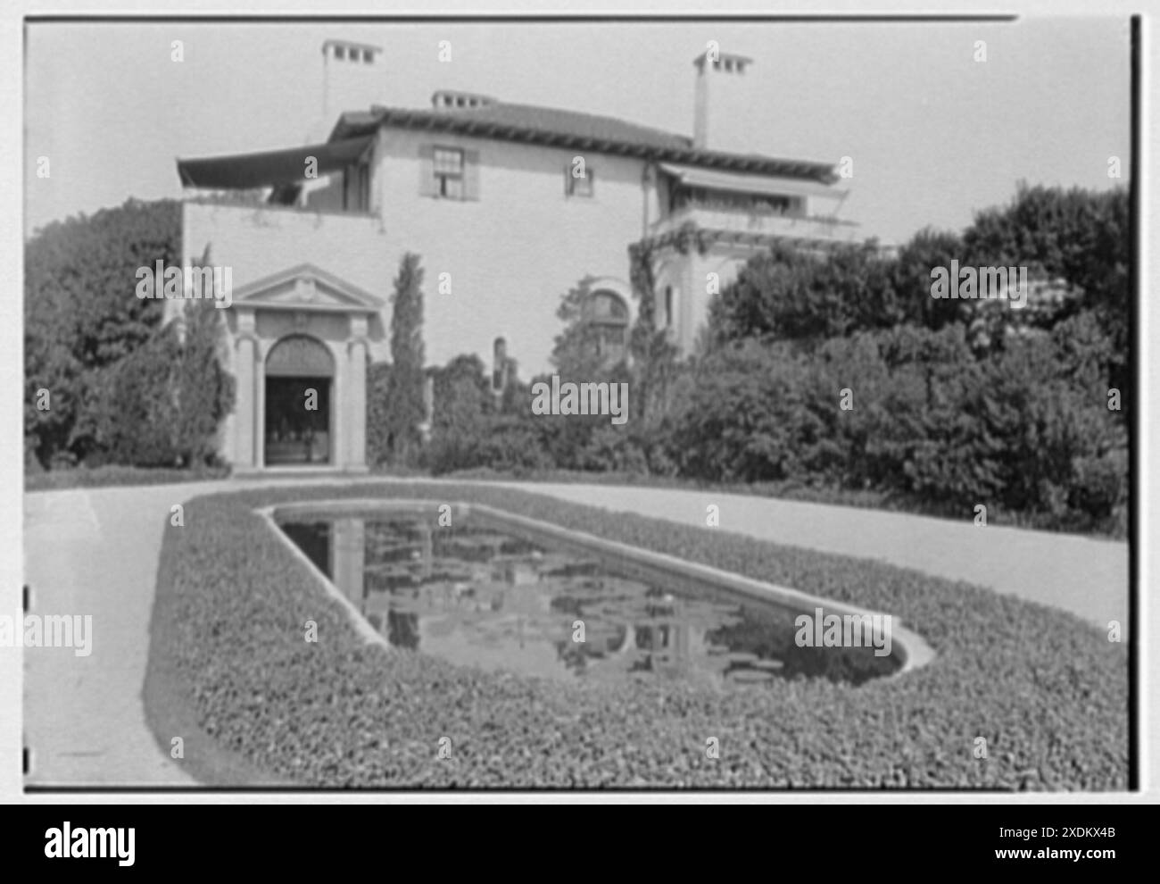H.H. Rogers, résidence à South Hampton [c.-à-d. Southampton]. Piscine et entrée. Collection Gottscho-Schleisner Banque D'Images