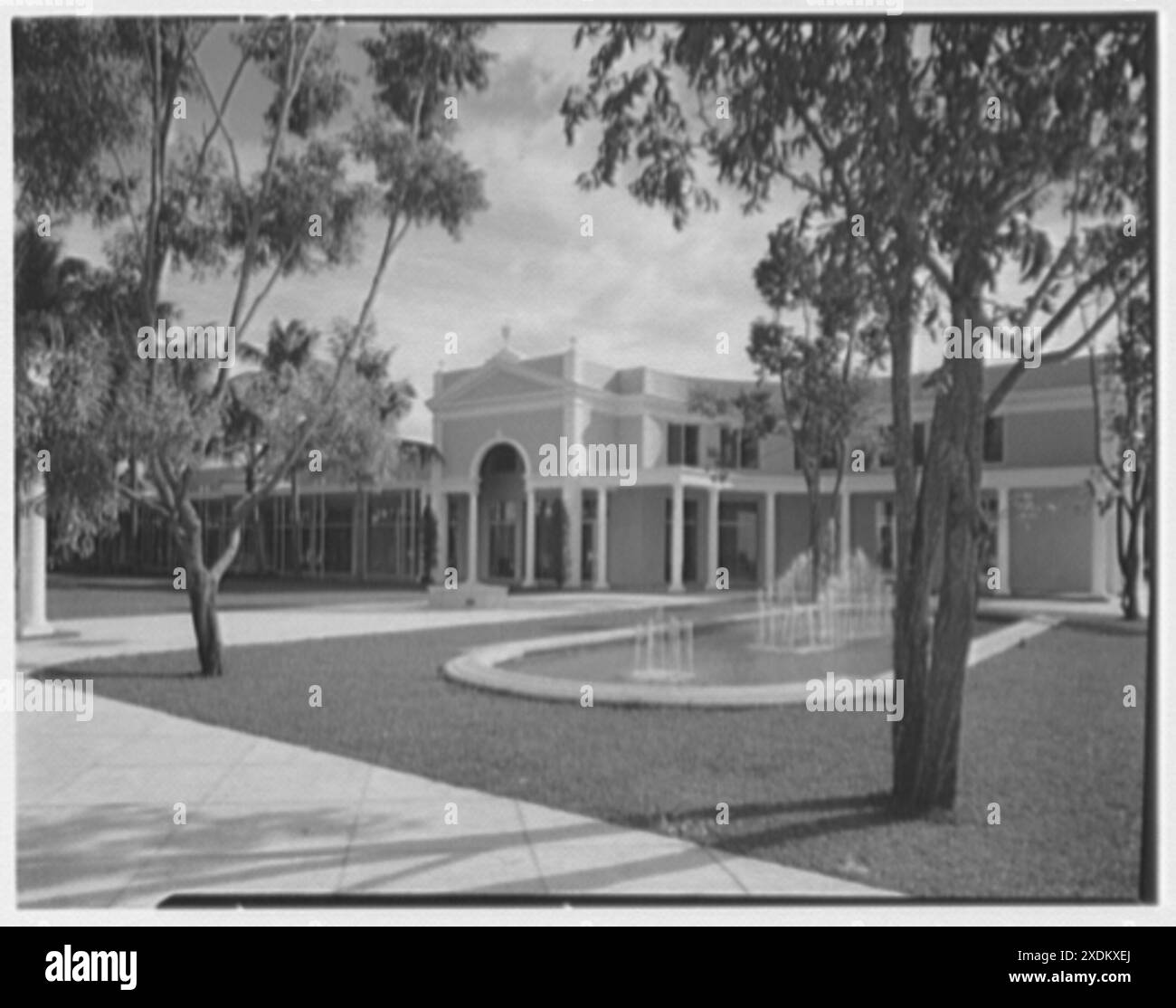 Ponciana Plaza et Coconut Row, Palm Beach, Floride. Fontaines ouest. Collection Gottscho-Schleisner Banque D'Images