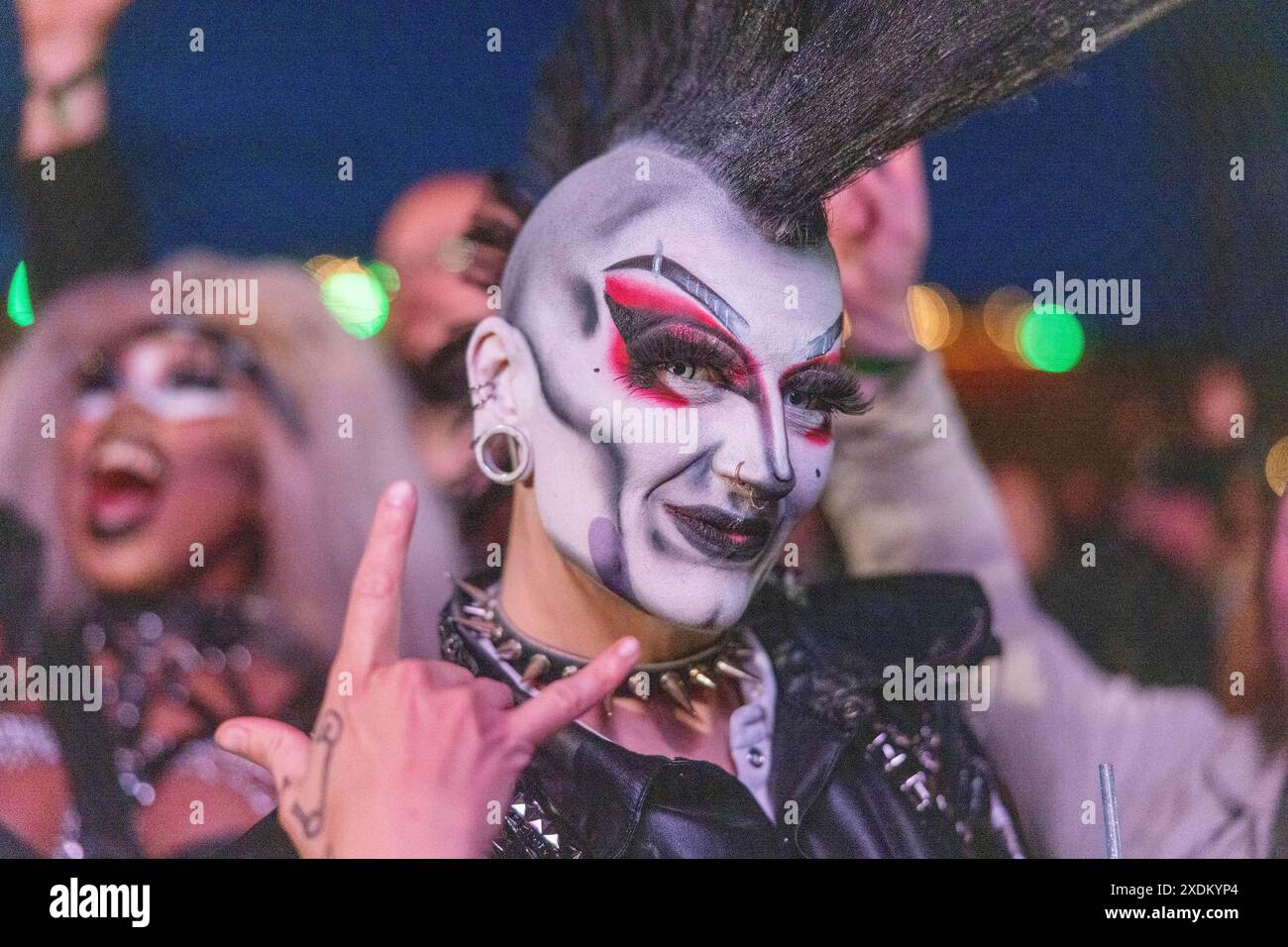 Copenhague, Danemark - 6,2024 : Festivalgoer avec mohawk fait comme un joker au Festival de métal de Copenhague au Kloverparken Camping Copenhagen Banque D'Images