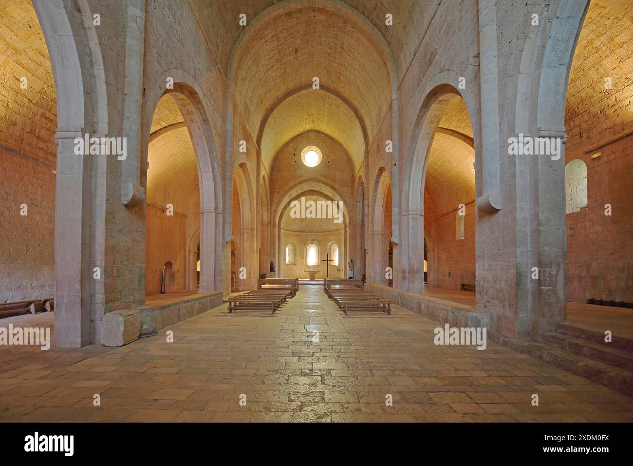 Vue intérieure de l'église monastère de l'abbaye romane du Thoronet, complexe monastère, abbaye cistercienne, Var, Provence, France Banque D'Images