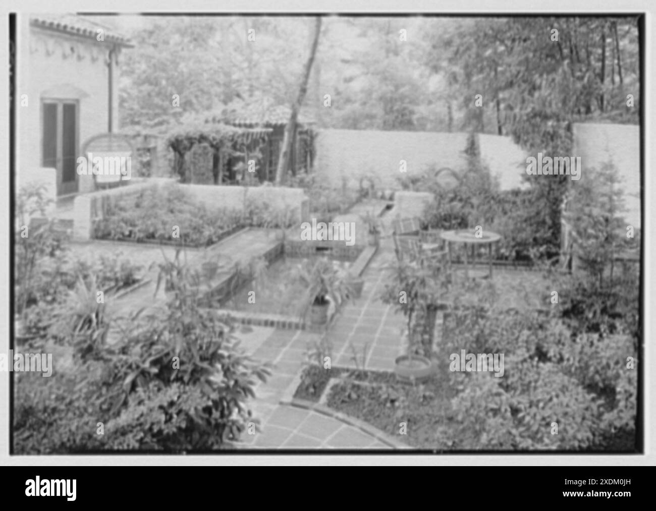 S. Galban, résidence au 4621 Walds Ave., Fieldston, New York. Jardin espagnol donnant sur Summerhouse. Collection Gottscho-Schleisner Banque D'Images