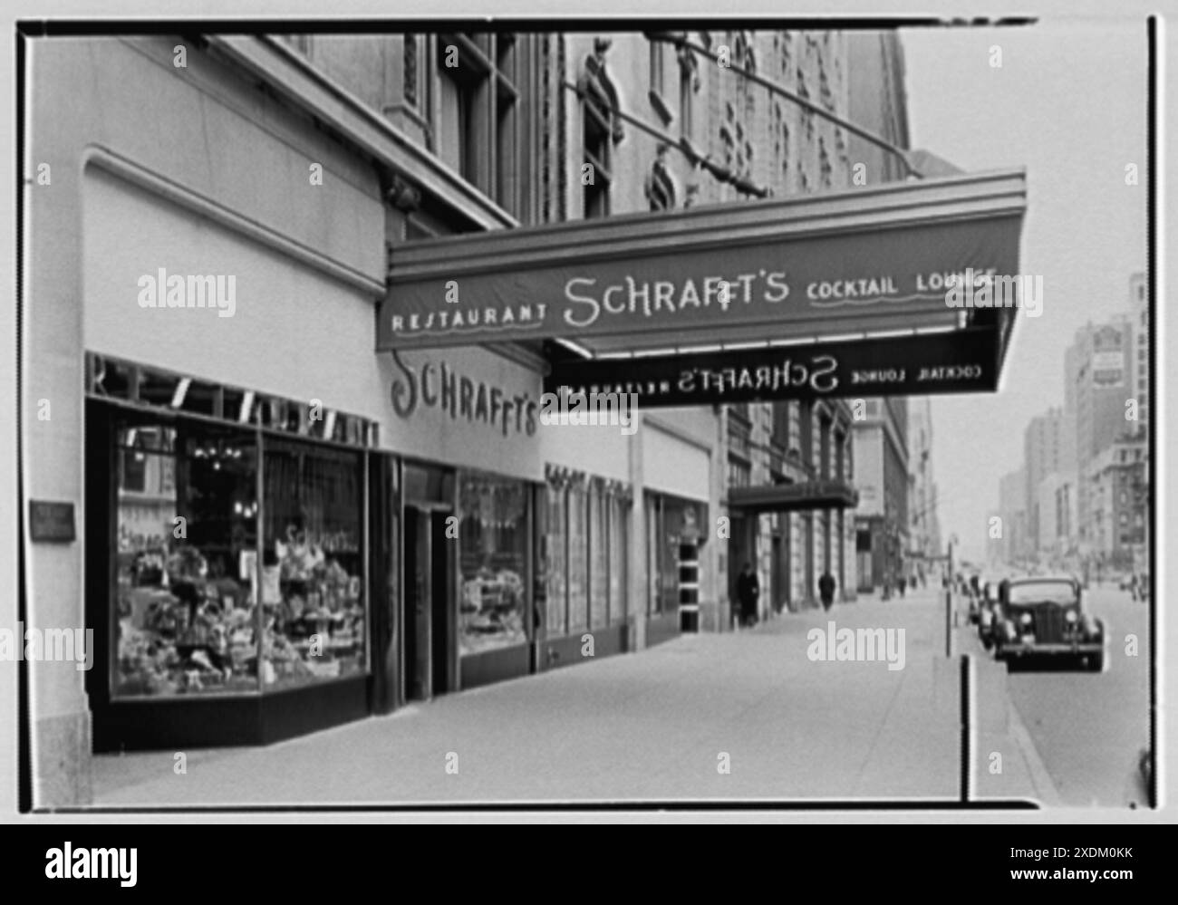 Schrafft's, 220 W. 57e, New York. Trottoir, vue vers l'ouest. Collection Gottscho-Schleisner Banque D'Images