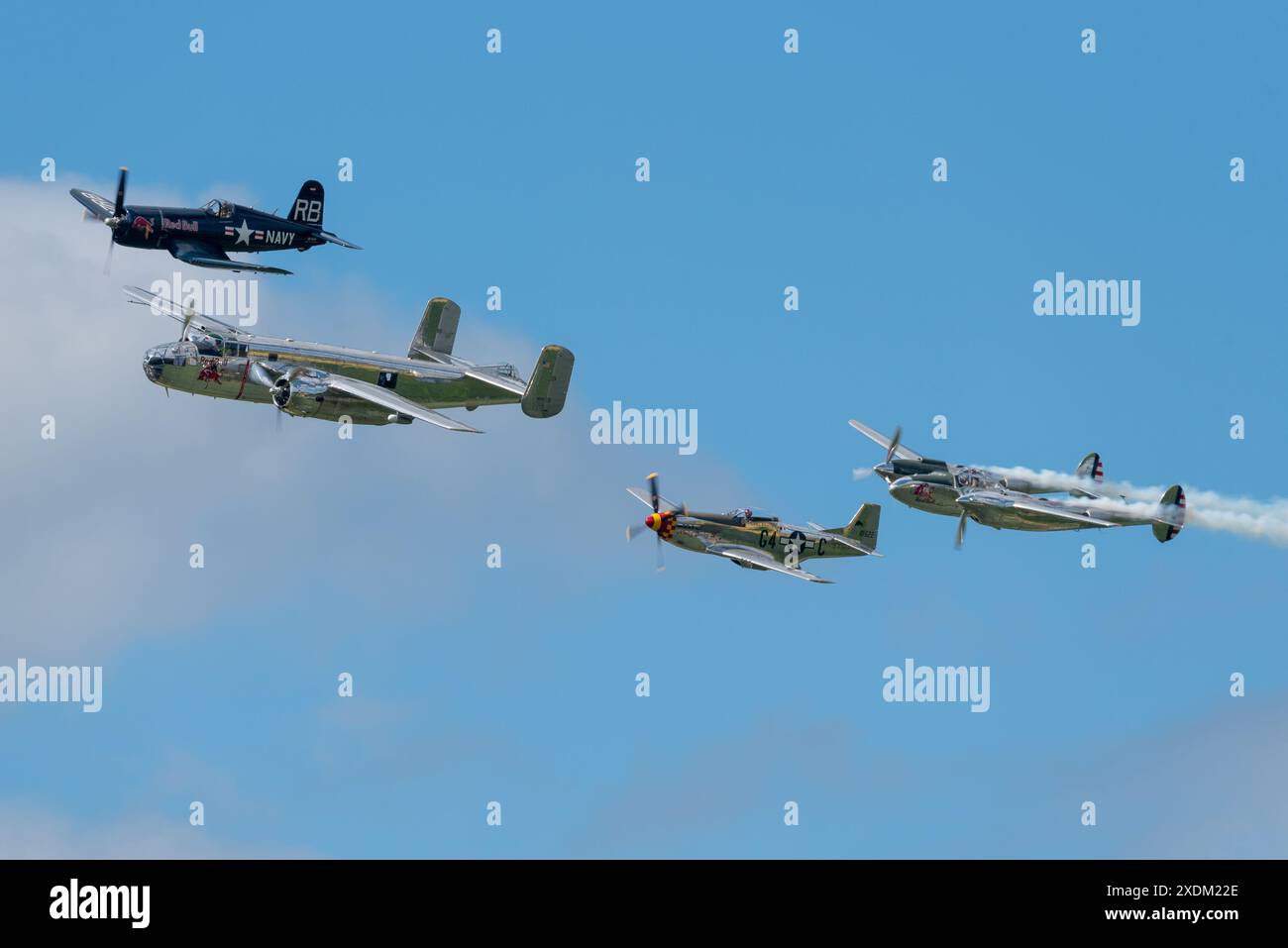 Aérodrome de Sywell, Northamptonshire, Royaume-Uni. 23 juin 2024. Le Sywell Airshow est un nouvel événement sur le calendrier du salon aéronautique avec un thème spécifique de la seconde Guerre mondiale, y compris les Flying Bulls P-38 Lightning, B-25 Mitchell, P-51 Mustang et F-4 Corsair sponsorisés par Red Bull Banque D'Images