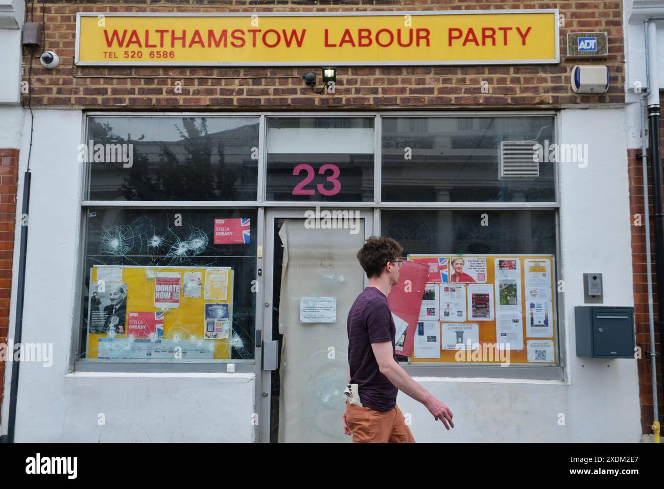 Londres, Royaume-Uni, 23 juin 2024. Le bureau du Parti travailliste de Stella Creasy est vandalisé du jour au lendemain. La porte et une fenêtre ont été brisées sur la candidate travailliste pour la base de Walthamstow, et ce qui semble être de la peinture verte est éclaboussé sur le flyer avec son portrait dessus. Crédit : onzième heure photographie/Alamy Live News Banque D'Images