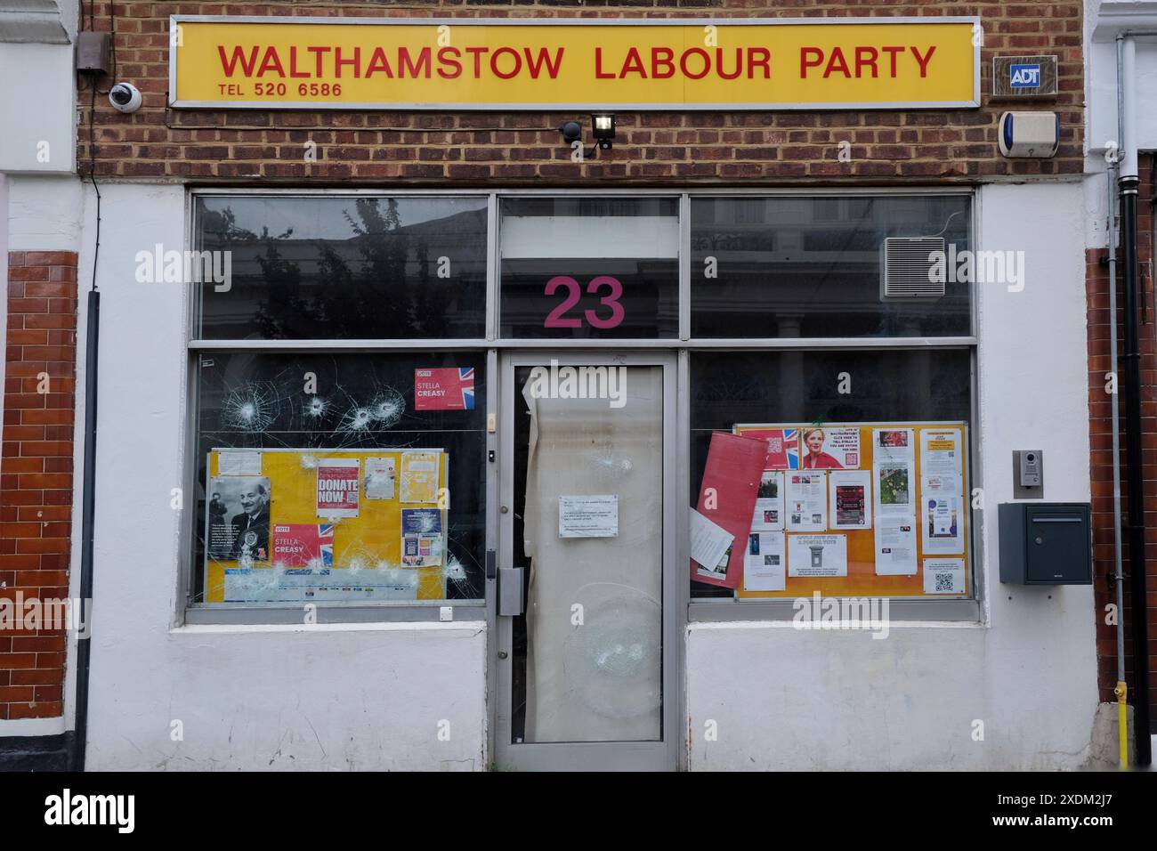 Londres, Royaume-Uni, 23 juin 2024. Le bureau du Parti travailliste de Stella Creasy est vandalisé du jour au lendemain. La porte et une fenêtre ont été brisées sur la candidate travailliste pour la base de Walthamstow, et ce qui semble être de la peinture verte est éclaboussé sur le flyer avec son portrait dessus. Crédit : onzième heure photographie/Alamy Live News Banque D'Images