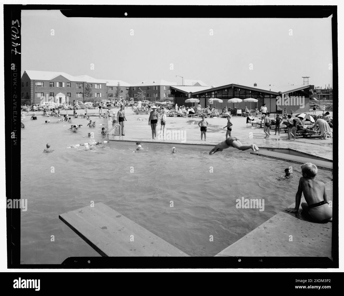 Linden Woods Swim Club, Howard Beach. Piscine à maison du plongeoir. Collection Gottscho-Schleisner Banque D'Images