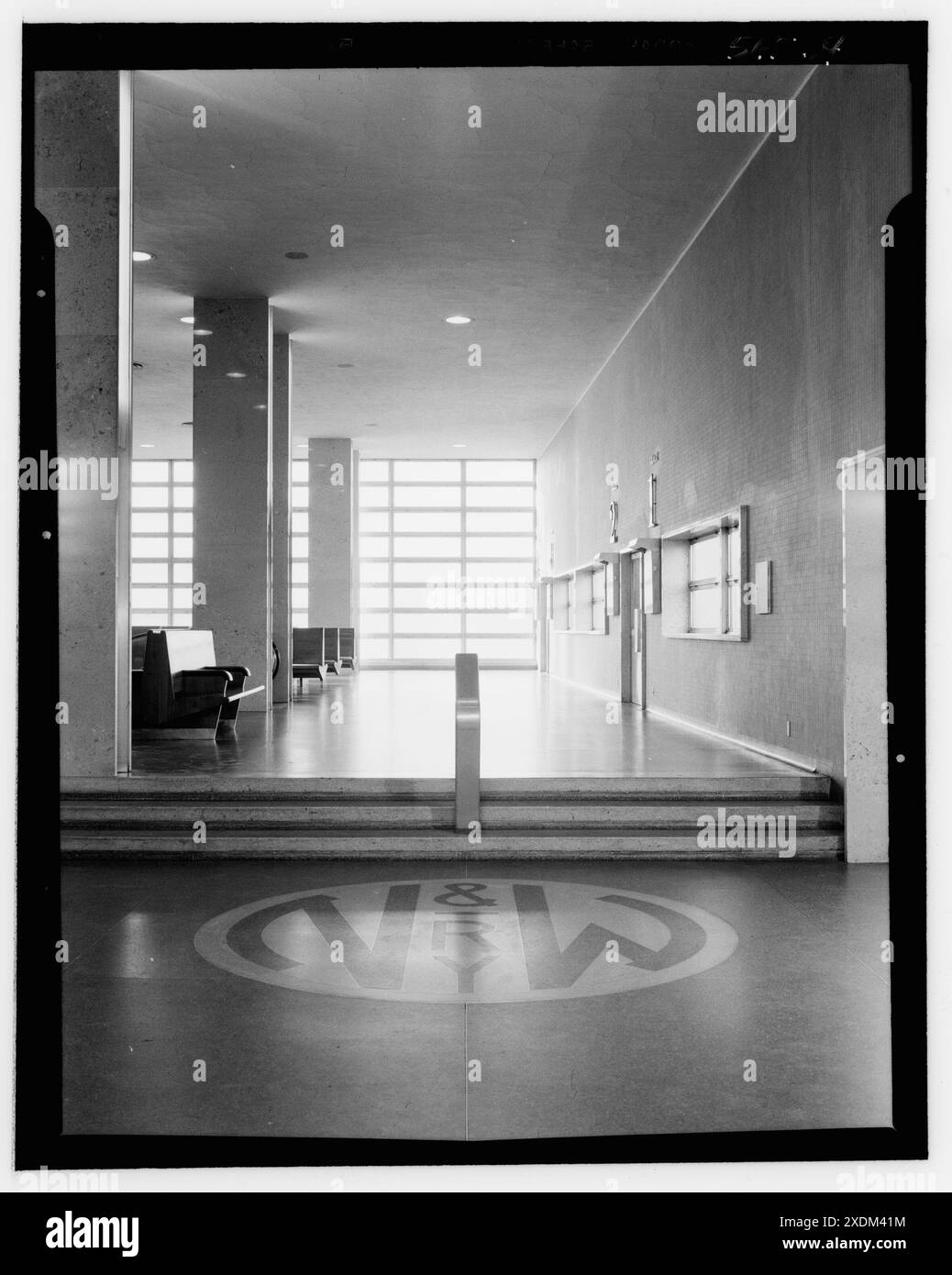 Gare de Roanoke du Norfolk and Western Railroad, Roanoke, Virginie. Côté ouest du hall. Collection Gottscho-Schleisner Banque D'Images