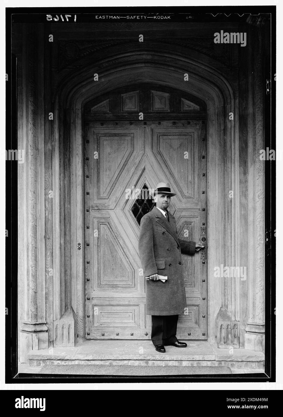 Architectes et leur travail, Dwight James Baum. Dwight James Baum à la porte d'entrée du Comte Villa. Collection Gottscho-Schleisner Banque D'Images