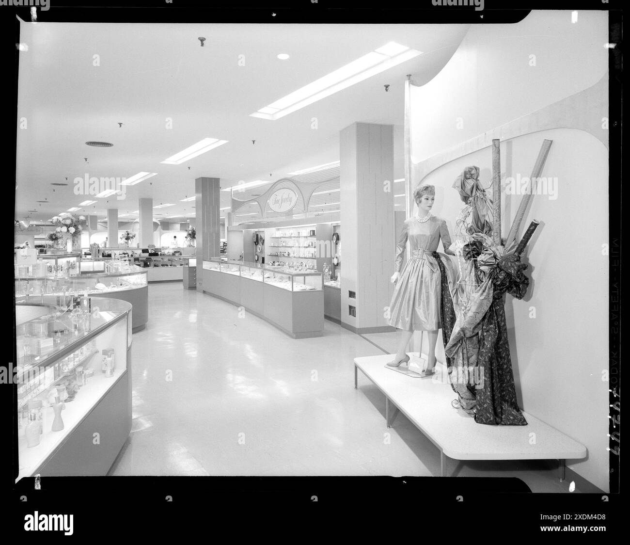 Bloomingdale's, affaires à Hackensack, New Jersey. Joaillerie fine. Collection Gottscho-Schleisner Banque D'Images