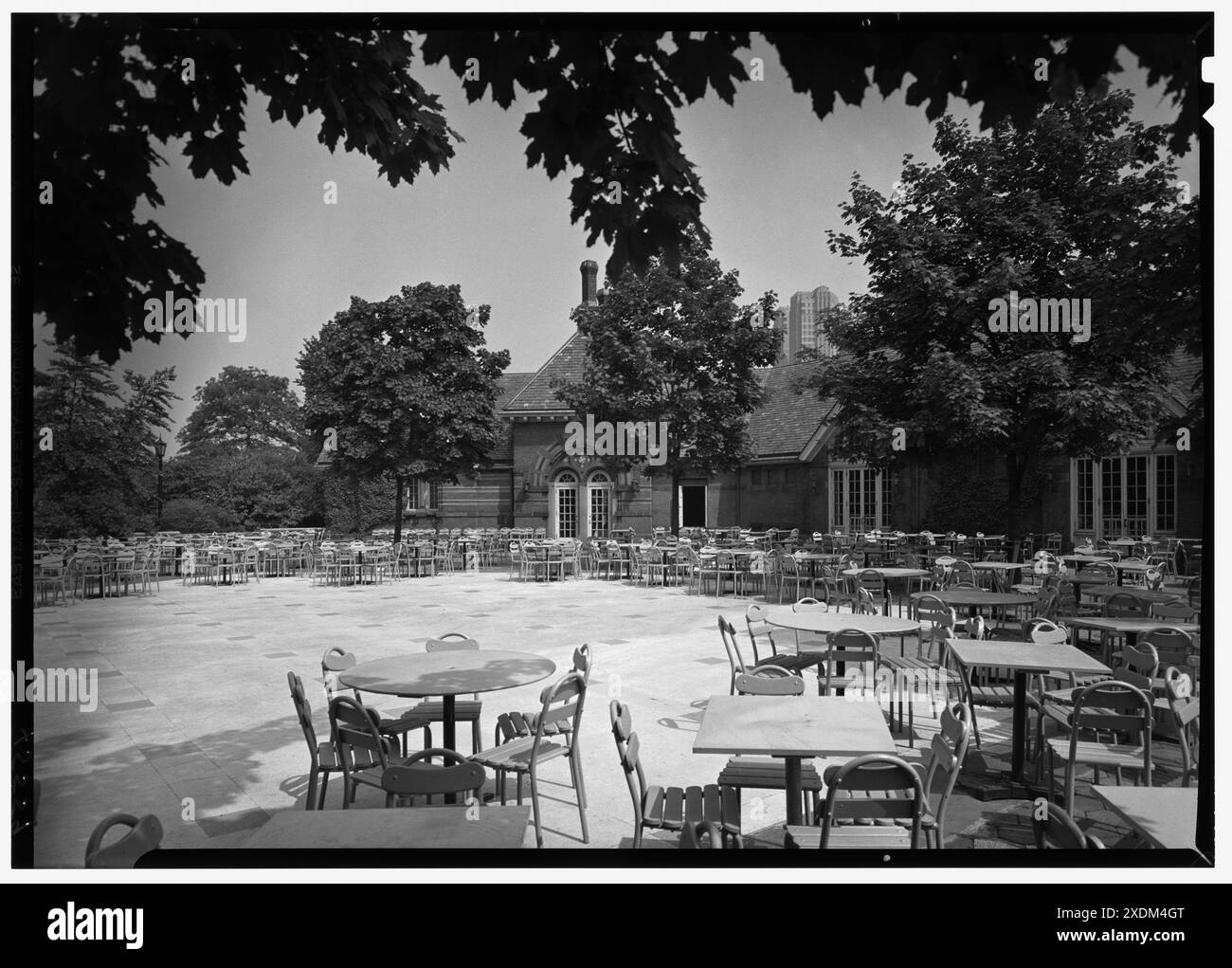 Taverne sur le Green, Central Park. Terrasse de danse I. Collection Gottscho-Schleisner Banque D'Images